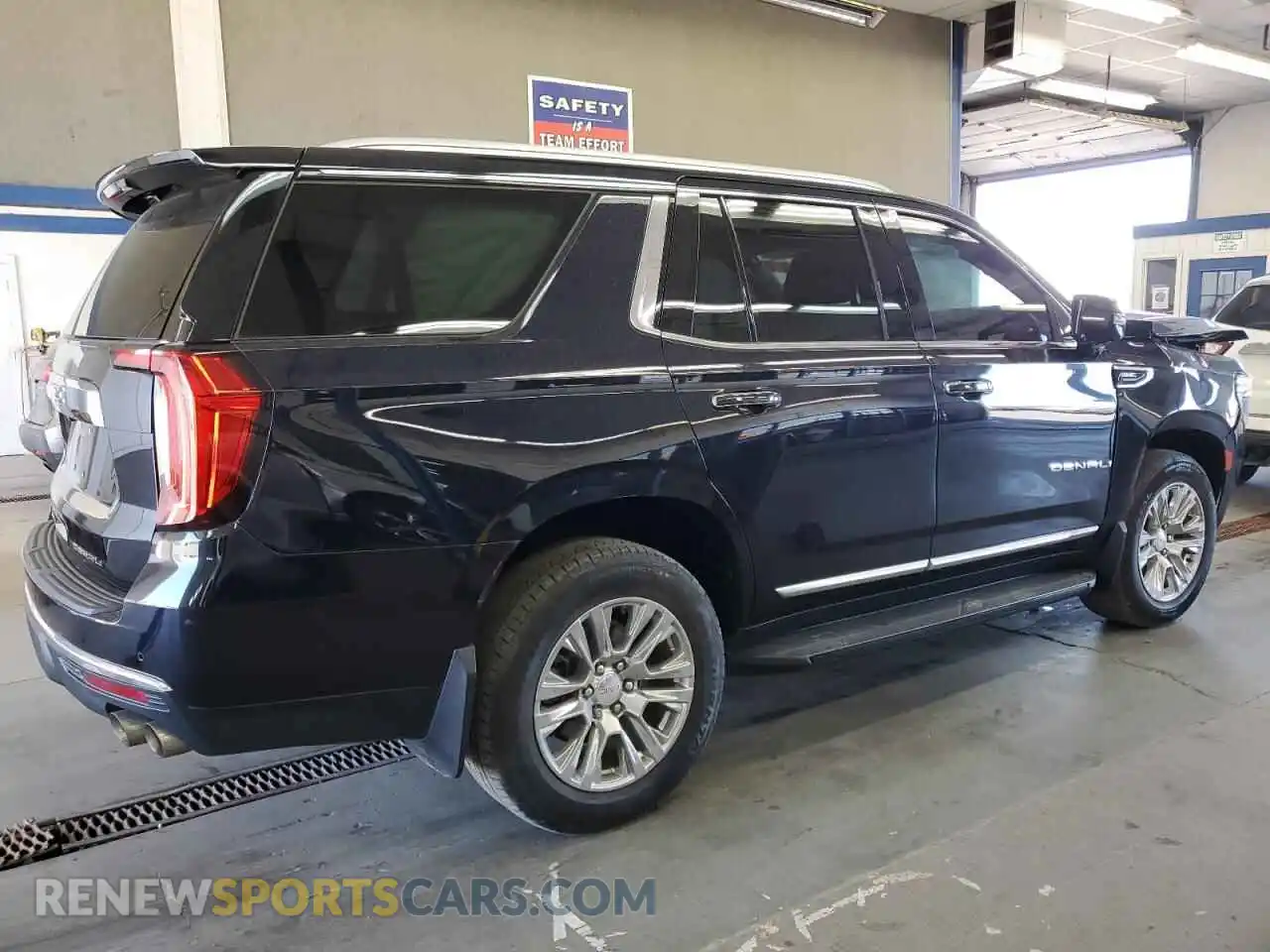 3 Photograph of a damaged car 1GKS2DKL2MR439434 GMC YUKON 2021