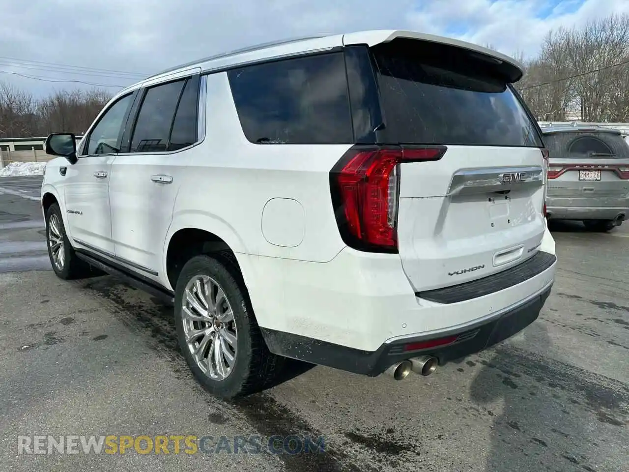 2 Photograph of a damaged car 1GKS2DKL7MR413606 GMC YUKON 2021