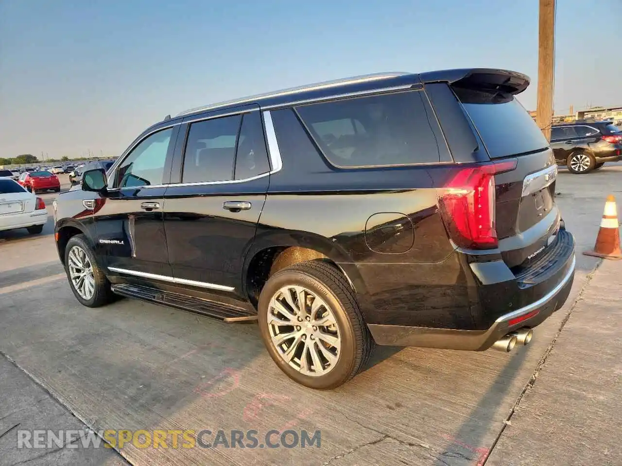 2 Photograph of a damaged car 1GKS2DKLXMR441495 GMC YUKON 2021