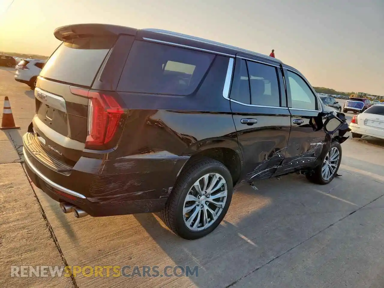 3 Photograph of a damaged car 1GKS2DKLXMR441495 GMC YUKON 2021