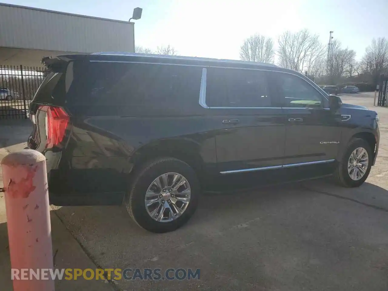 3 Photograph of a damaged car 1GKS2JKL1MR444476 GMC YUKON 2021