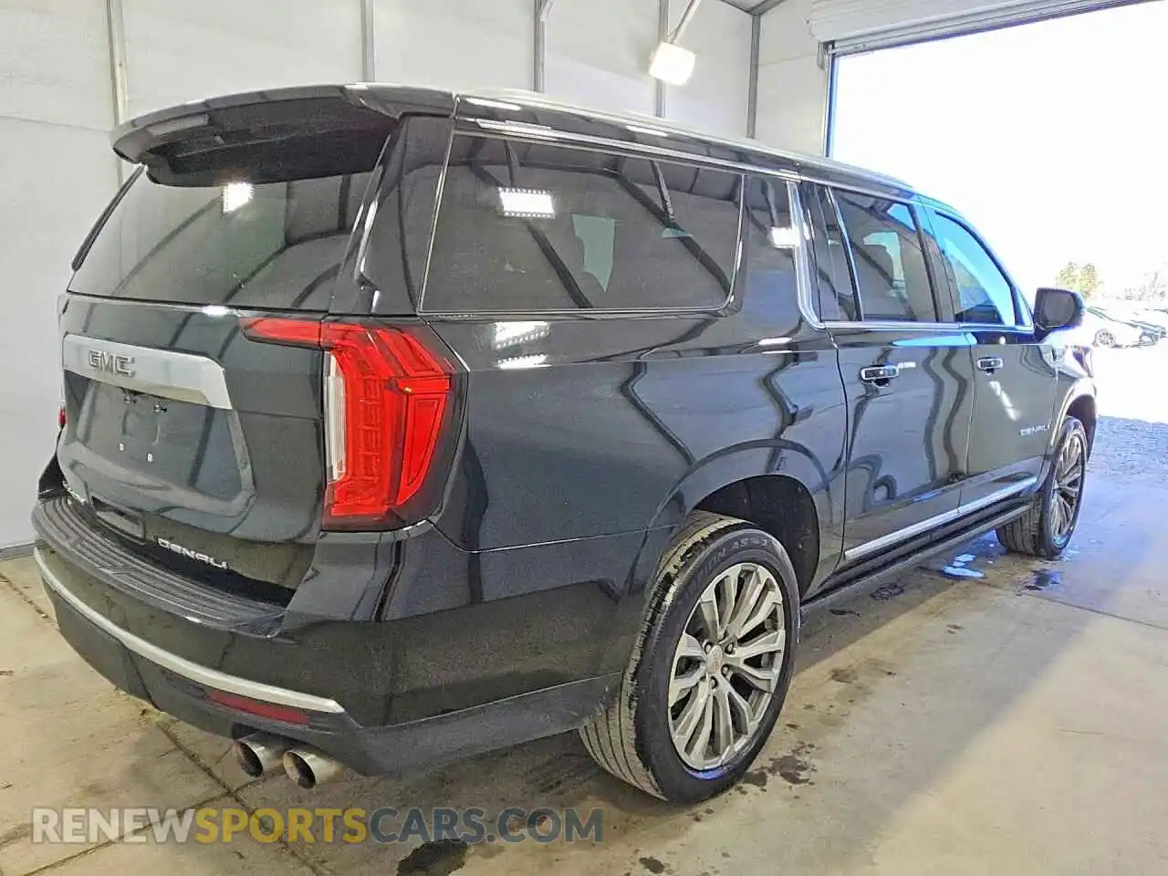 3 Photograph of a damaged car 1GKS2JKL8MR201179 GMC YUKON 2021
