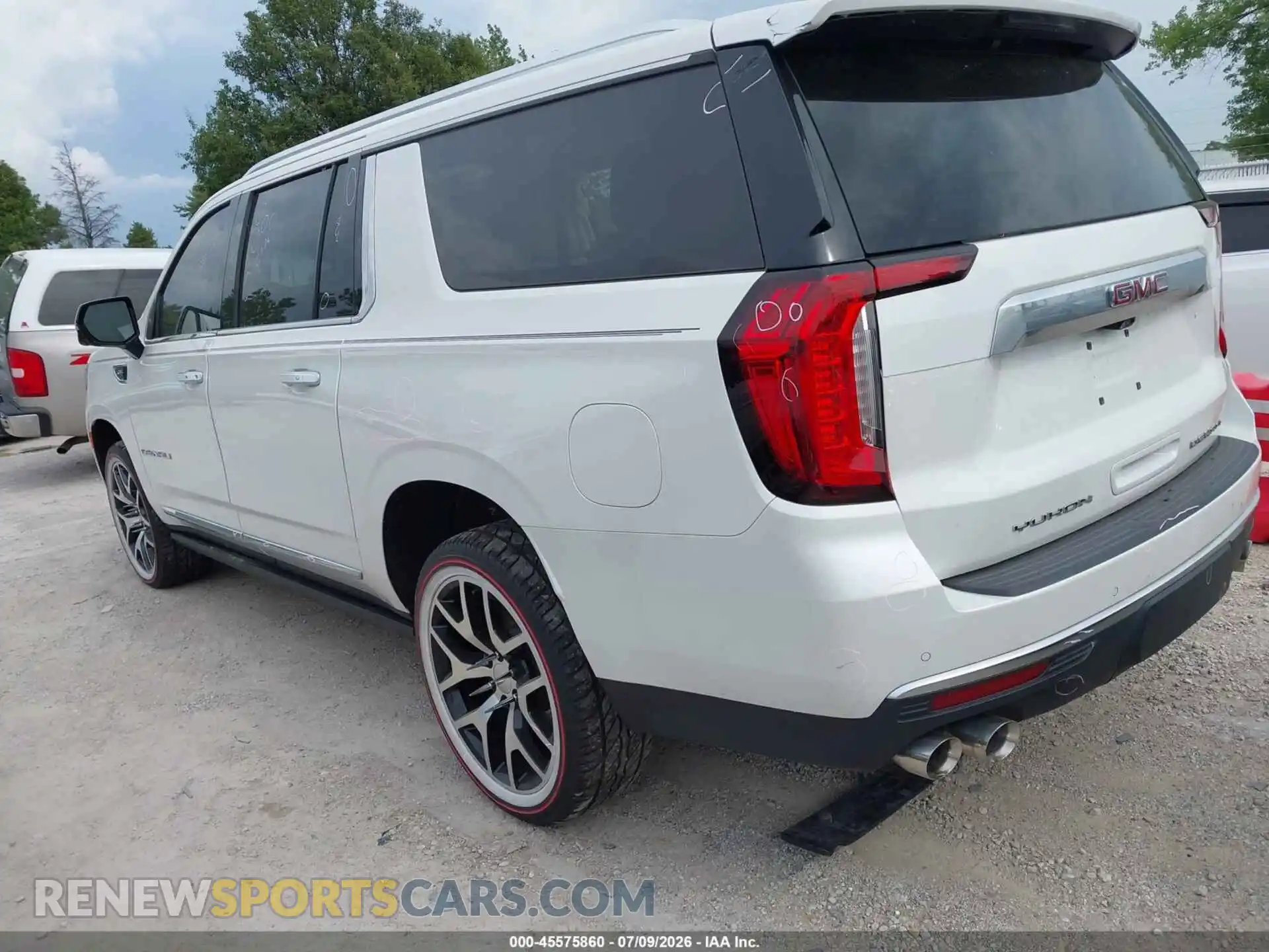 3 Photograph of a damaged car 1GKS2JKLXMR301056 GMC YUKON XL 2021