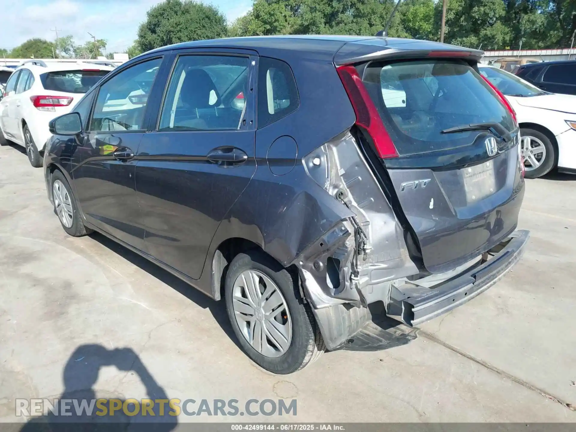 3 Photograph of a damaged car 3HGGK5H46LM725764 HONDA FIT 2020