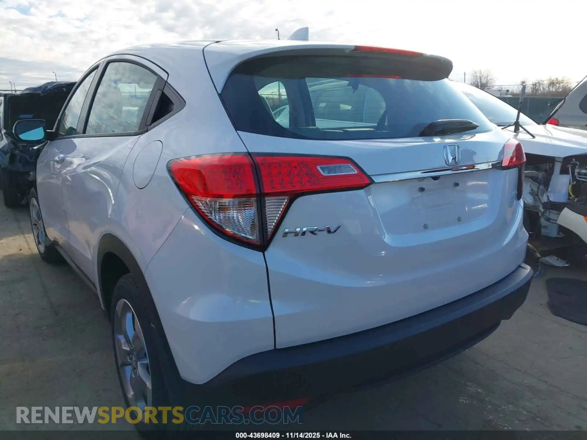 3 Photograph of a damaged car 3CZRU6H31MM710907 HONDA HR-V 2021