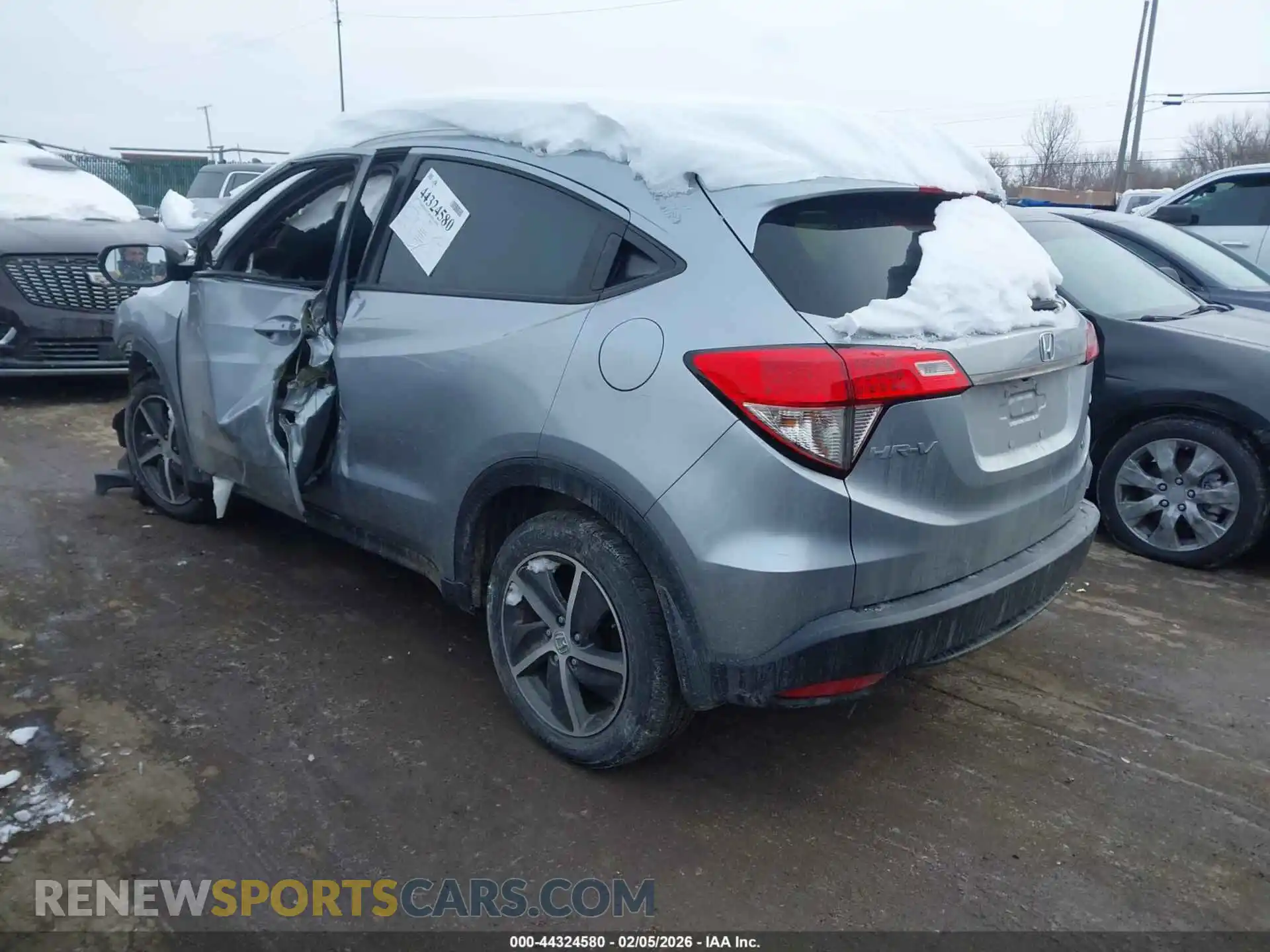 3 Photograph of a damaged car 3CZRU6H52MM721870 HONDA HR-V 2021