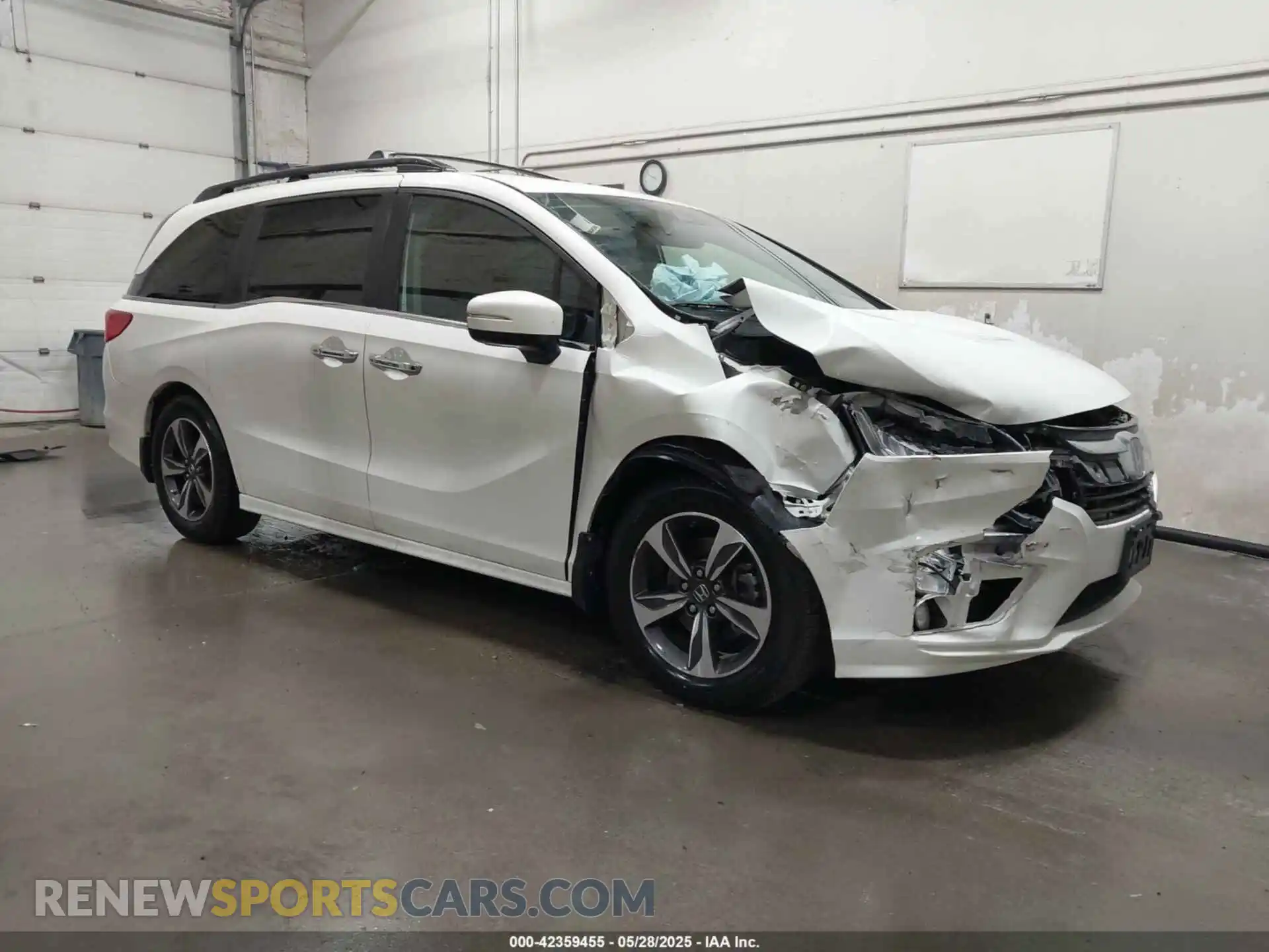 1 Photograph of a damaged car 5FNRL6H8XKB079113 HONDA ODYSSEY 2019