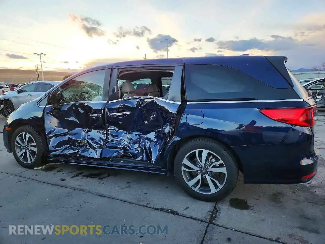2 Photograph of a damaged car 5FNRL6H89NB067930 HONDA ODYSSEY 2022