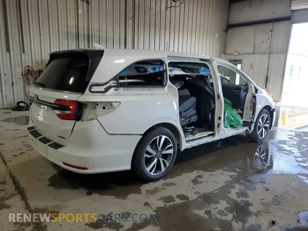 3 Photograph of a damaged car 5FNRL6H82RB011723 HONDA ODYSSEY 2024