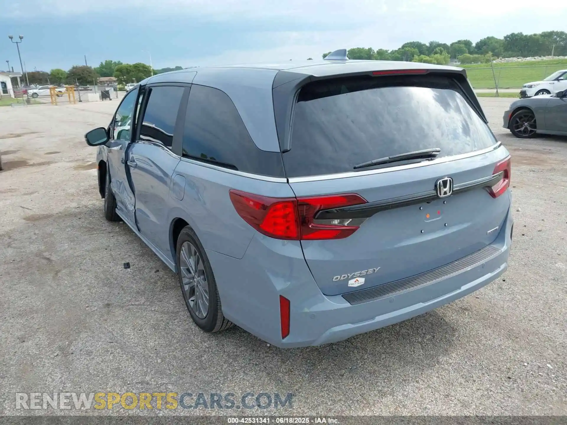 3 Фотография поврежденного автомобиля 5FNRL6H81SB061034 HONDA ODYSSEY 2025