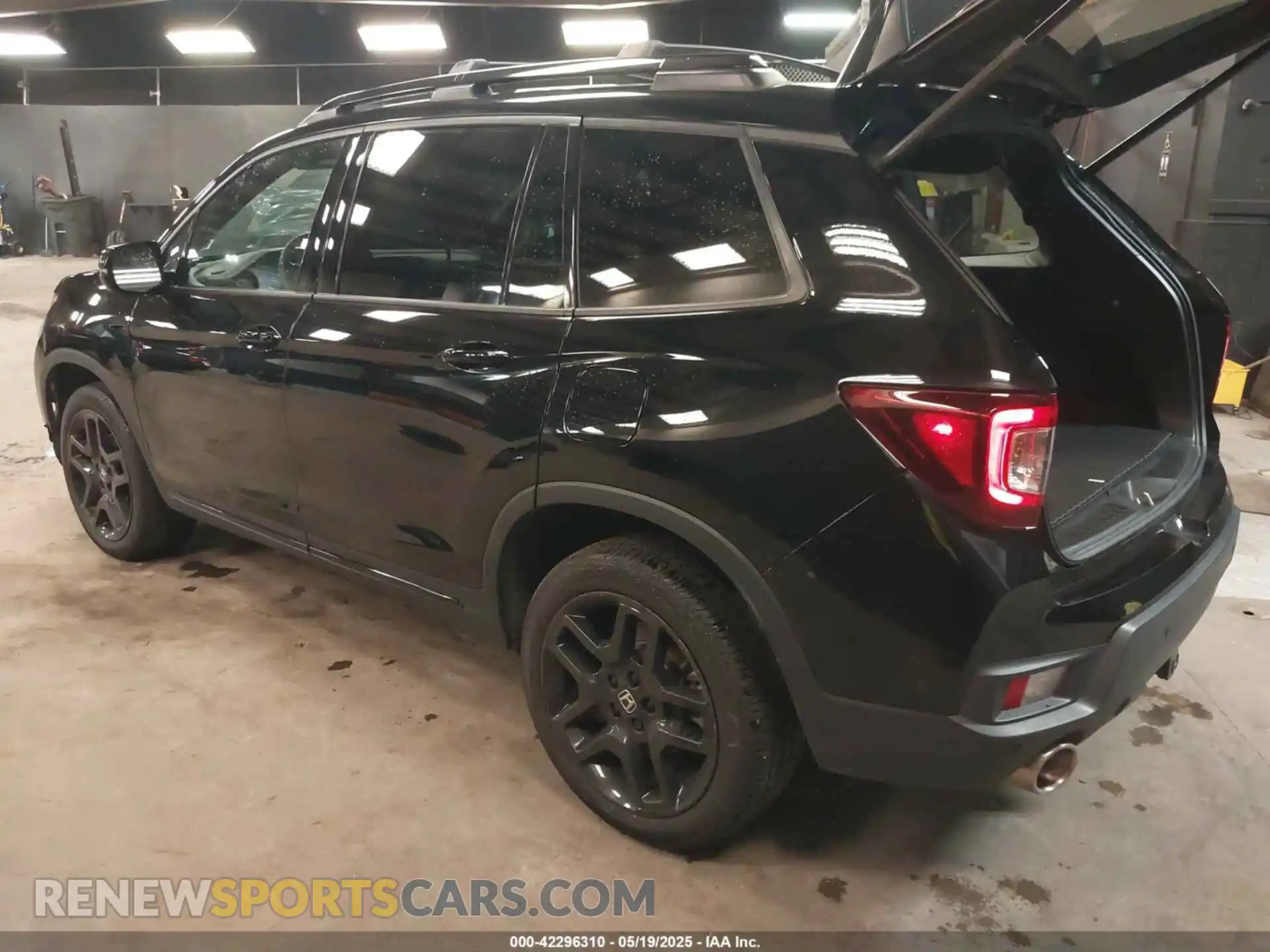 3 Фотография поврежденного автомобиля 5FNYF8H82RB002633 HONDA PASSPORT 2024