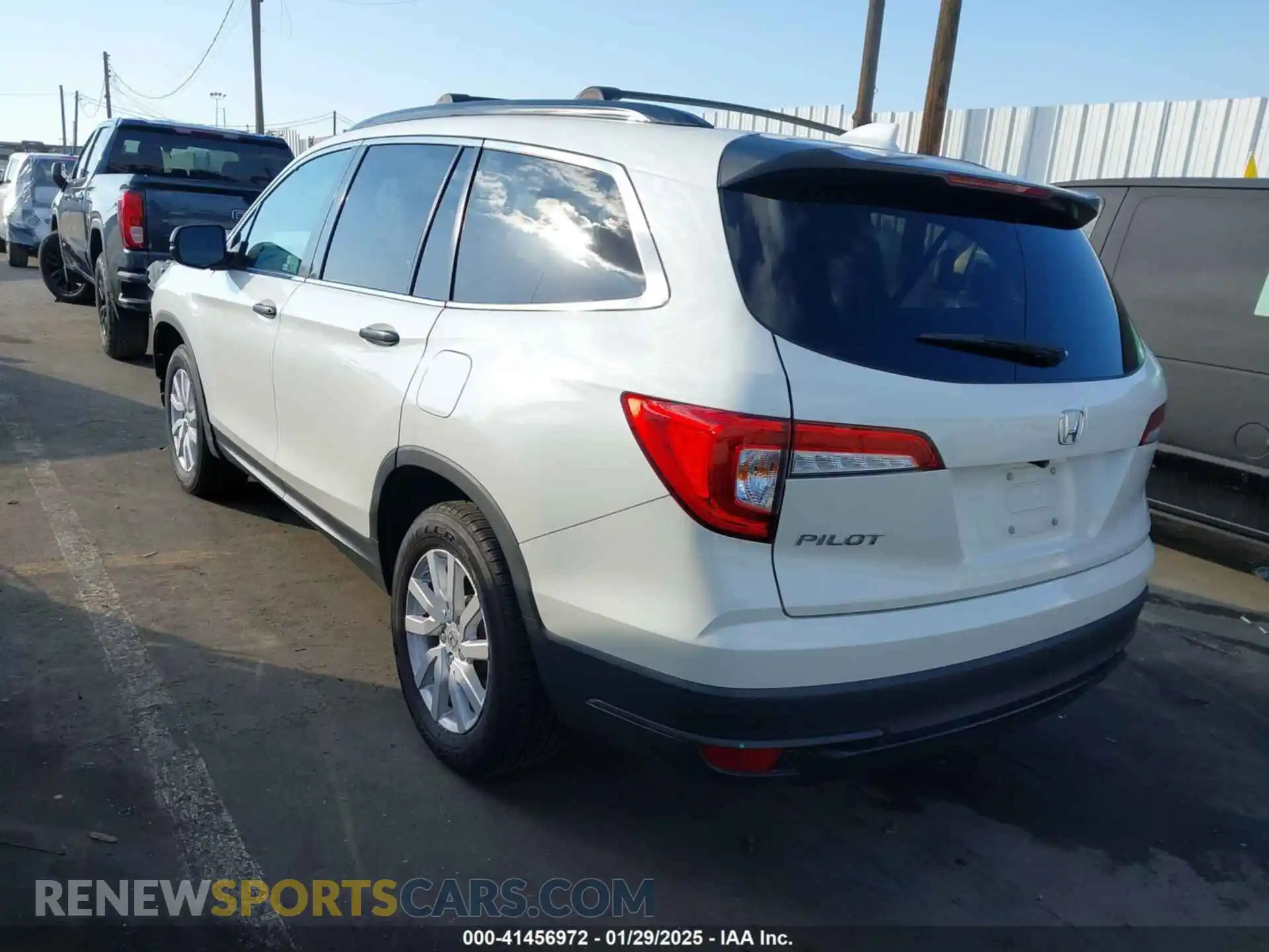 3 Photograph of a damaged car 5FNYF5H17KB016728 HONDA PILOT 2019