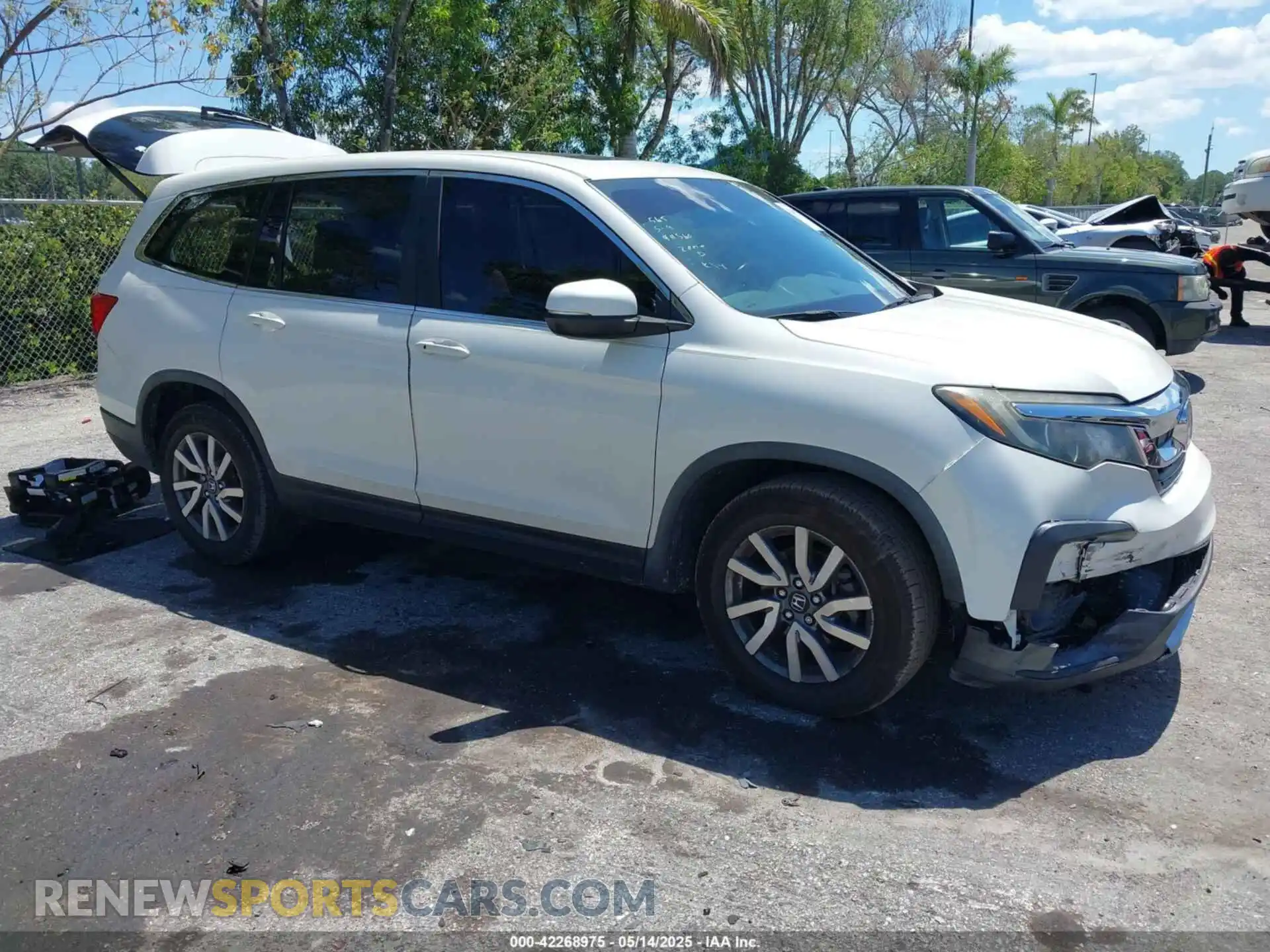 1 Photograph of a damaged car 5FNYF5H53KB012596 HONDA PILOT 2019