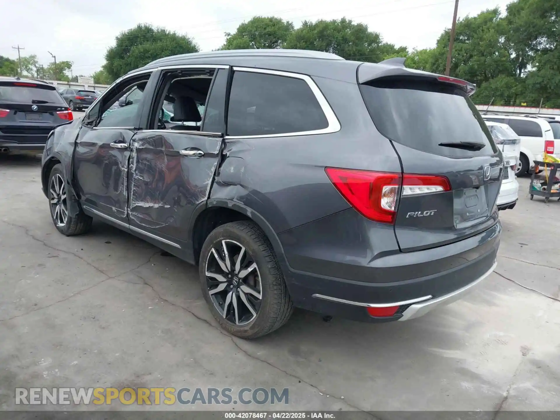 3 Photograph of a damaged car 5FNYF5H95KB033615 HONDA PILOT 2019