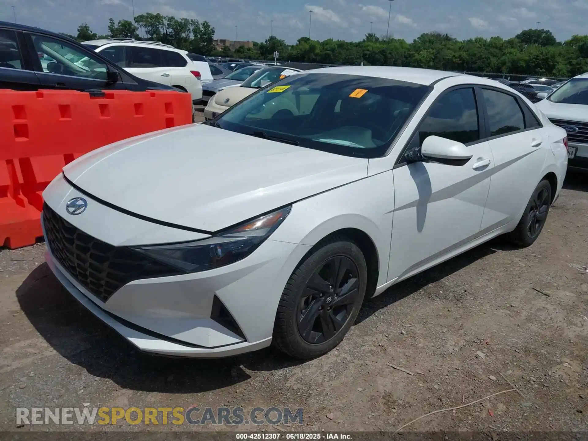 2 fotografías del automóvil dañado 5NPLM4AG1PH092737 HYUNDAI ELANTRA 2023
