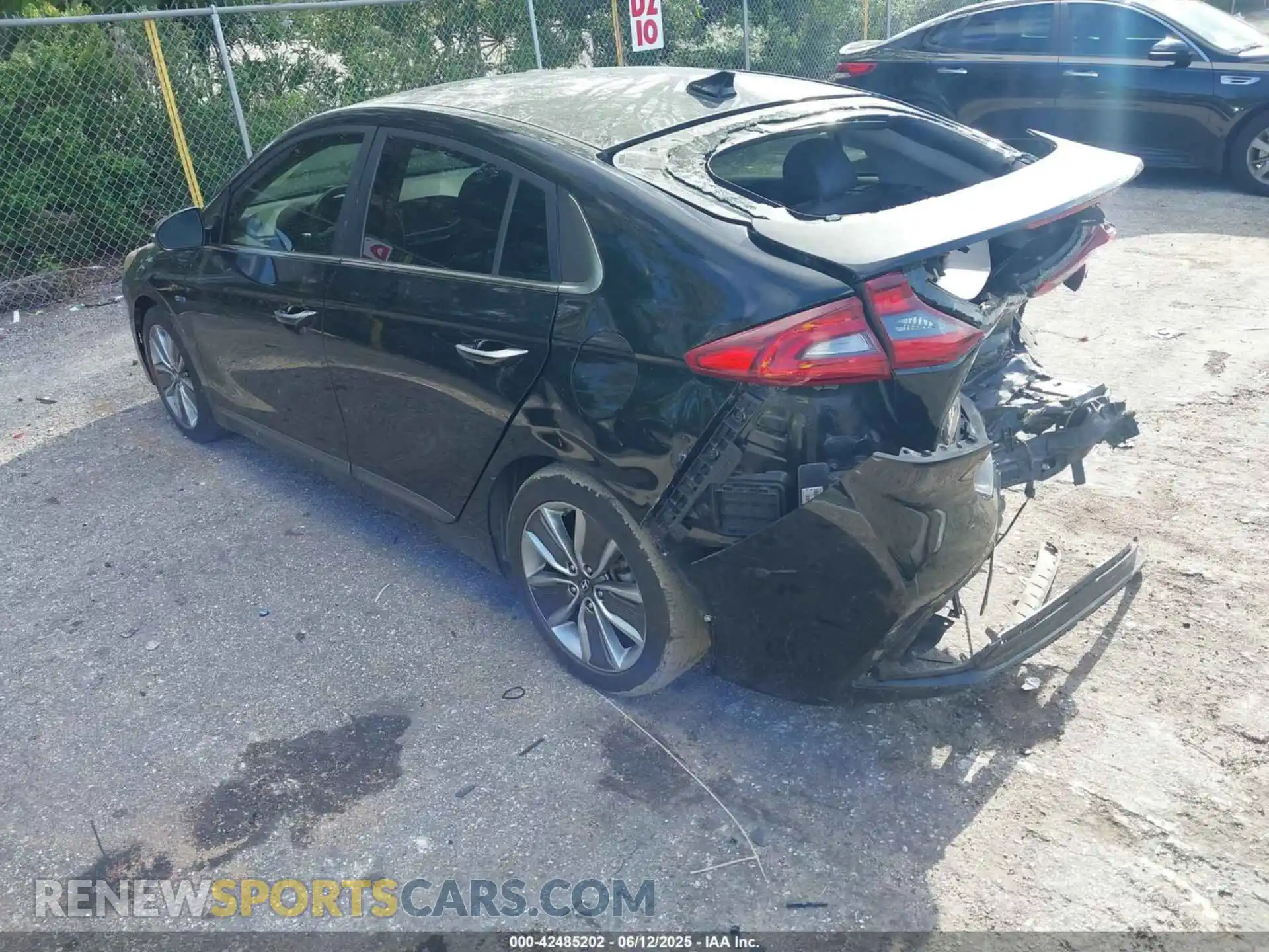 3 Photograph of a damaged car KMHC85LC1KU124214 HYUNDAI IONIQ HYBRID 2019