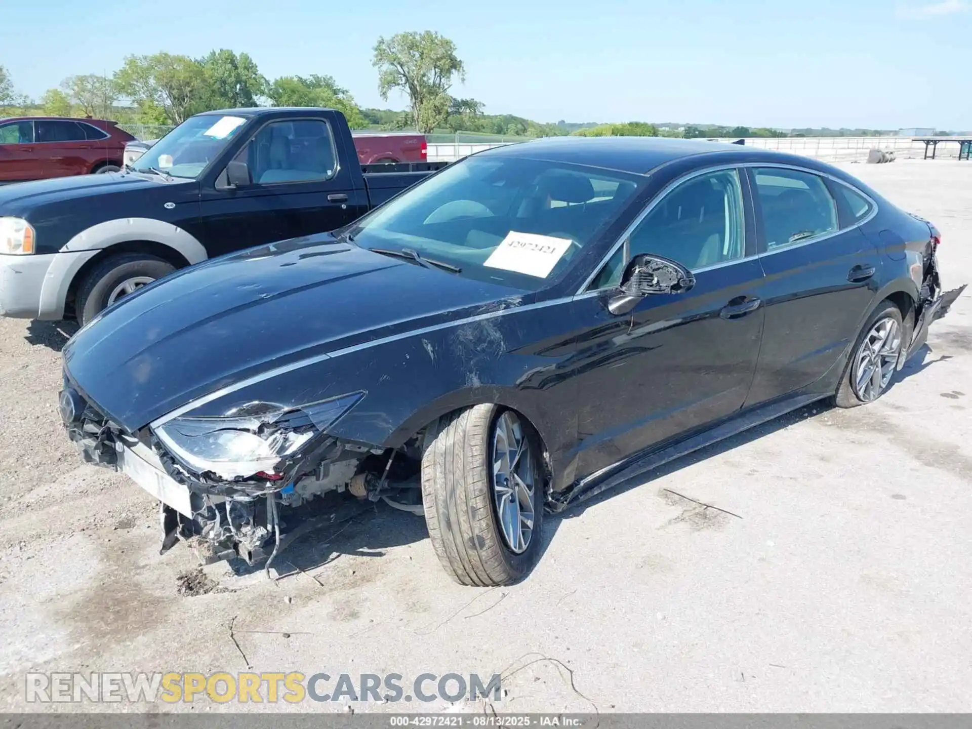 2 Photograph of a damaged car 5NPEL4JA8MH116020 HYUNDAI SONATA 2021