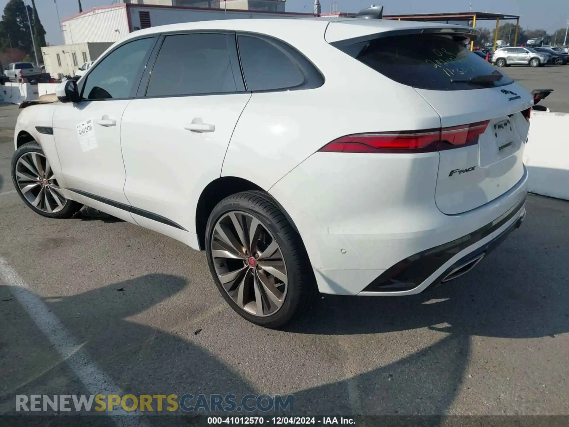 3 Photograph of a damaged car SADCT2FU9MA679894 JAGUAR F-PACE 2021
