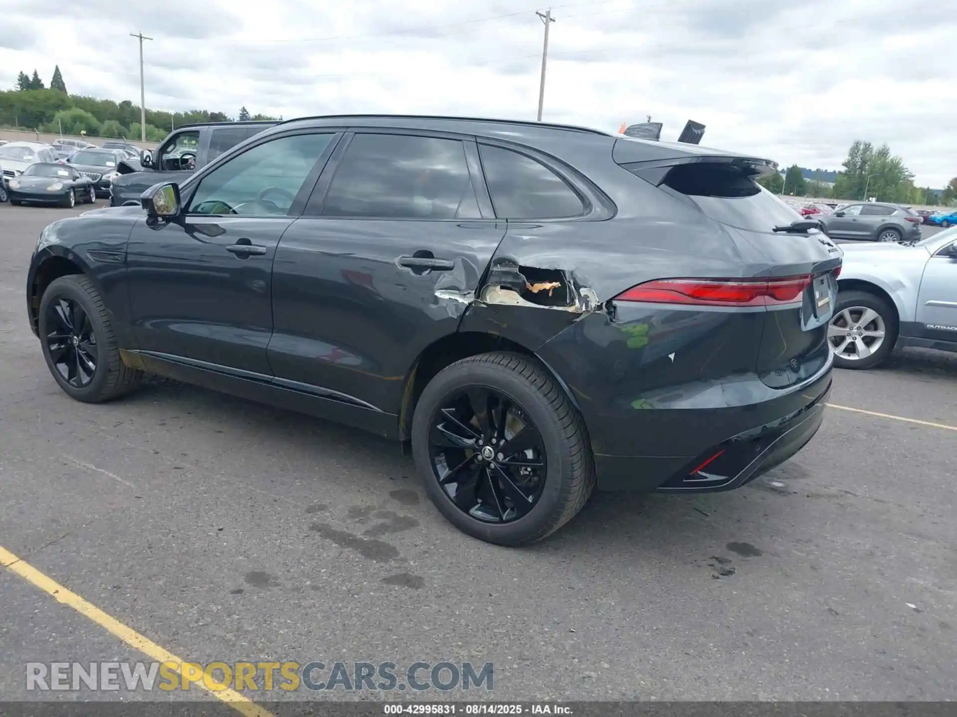 3 Photograph of a damaged car SADCT2EX8SA748213 JAGUAR F-PACE 2025
