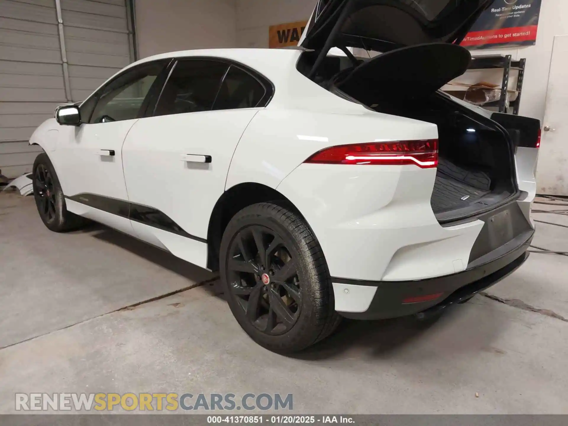 3 Photograph of a damaged car SADHD2S19K1F65778 JAGUAR I-PACE 2019