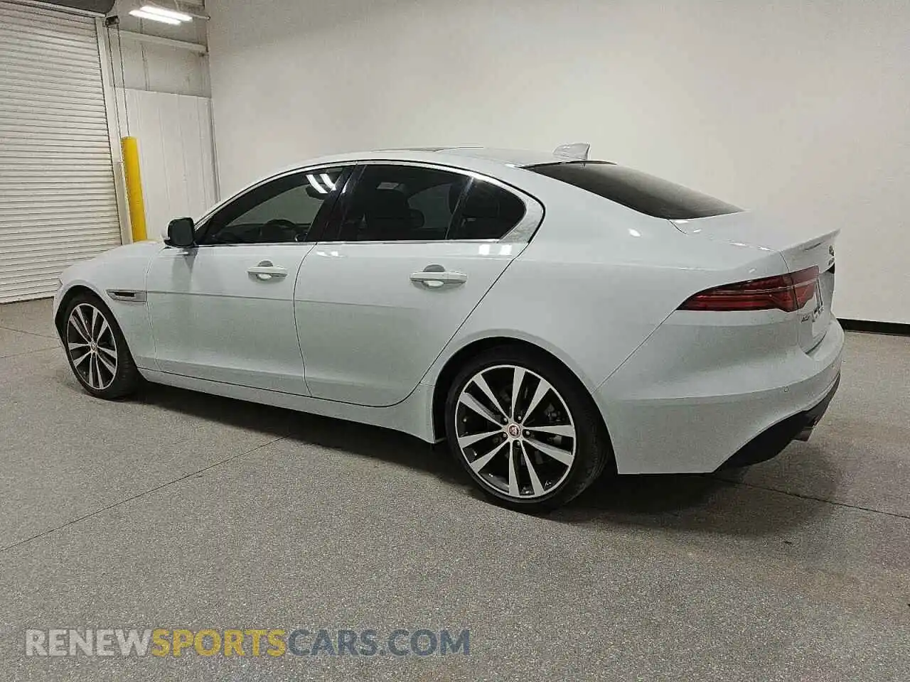 2 Фотография поврежденного автомобиля SAJAE4FX9LCP56710 JAGUAR XE 2020
