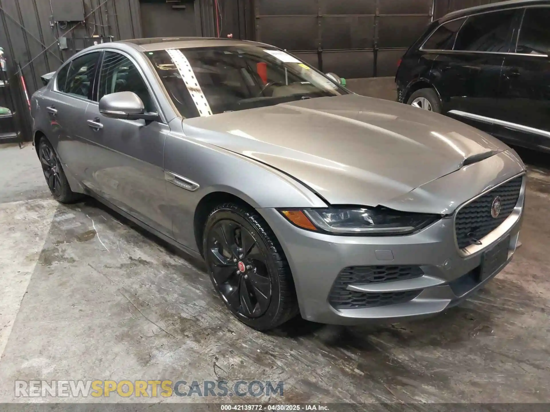 1 Фотография поврежденного автомобиля SAJAJ4FX3LCP58609 JAGUAR XE 2020