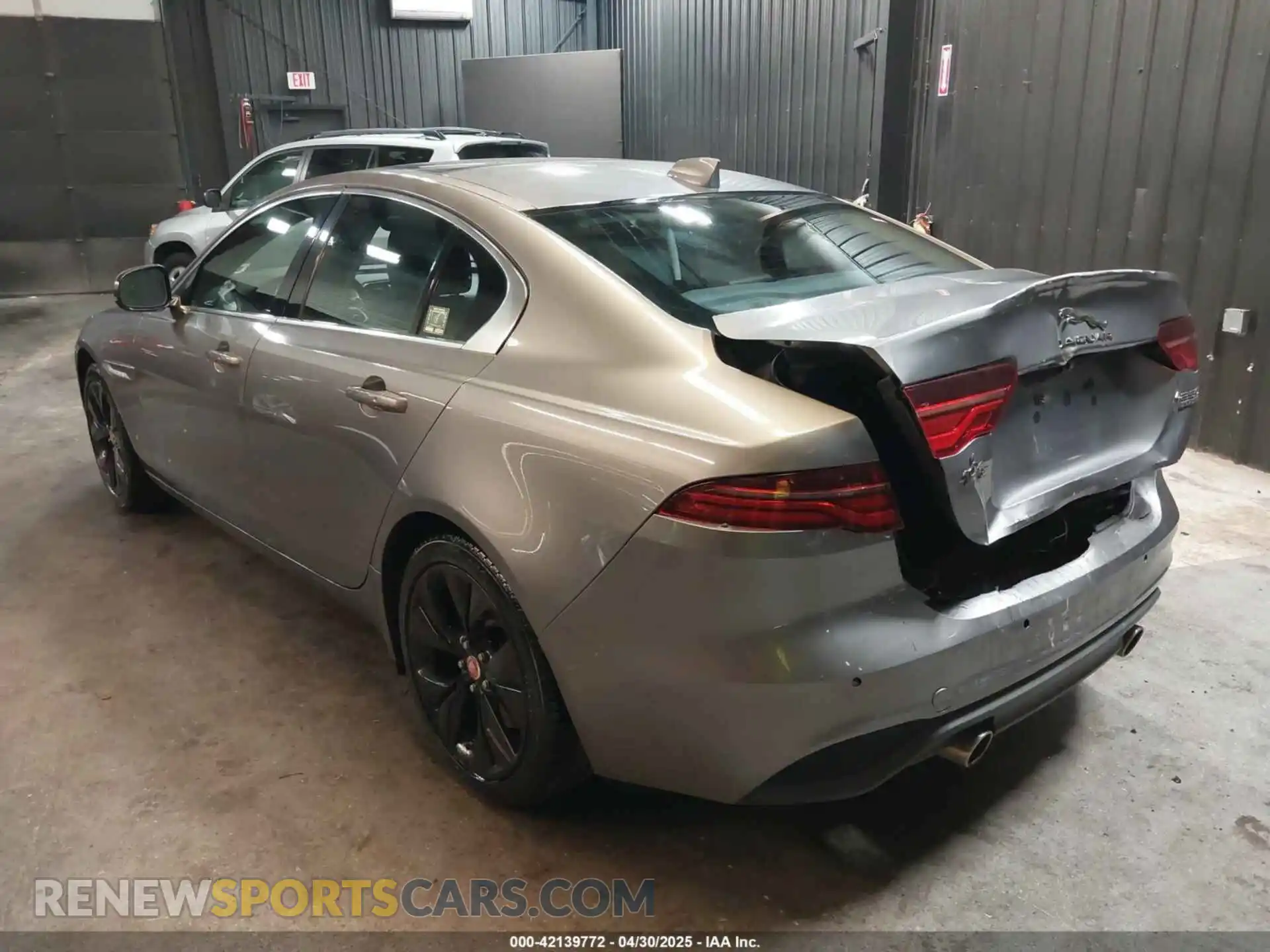 3 Фотография поврежденного автомобиля SAJAJ4FX3LCP58609 JAGUAR XE 2020