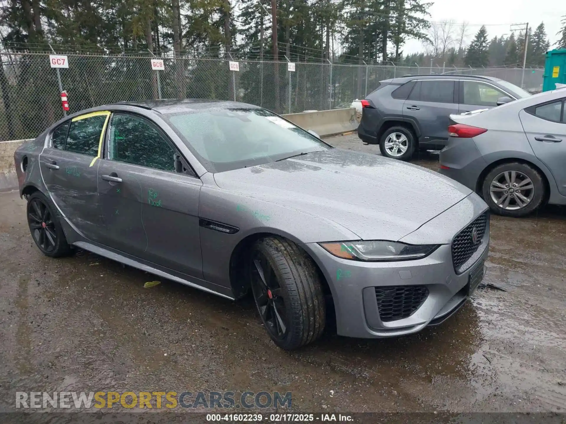 1 Фотография поврежденного автомобиля SAJAT4GX3LCP60255 JAGUAR XE 2020