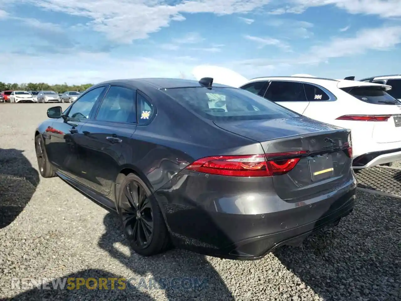2 fotografías del automóvil dañado SAJBL4GX8RCY95986 JAGUAR XF 2024