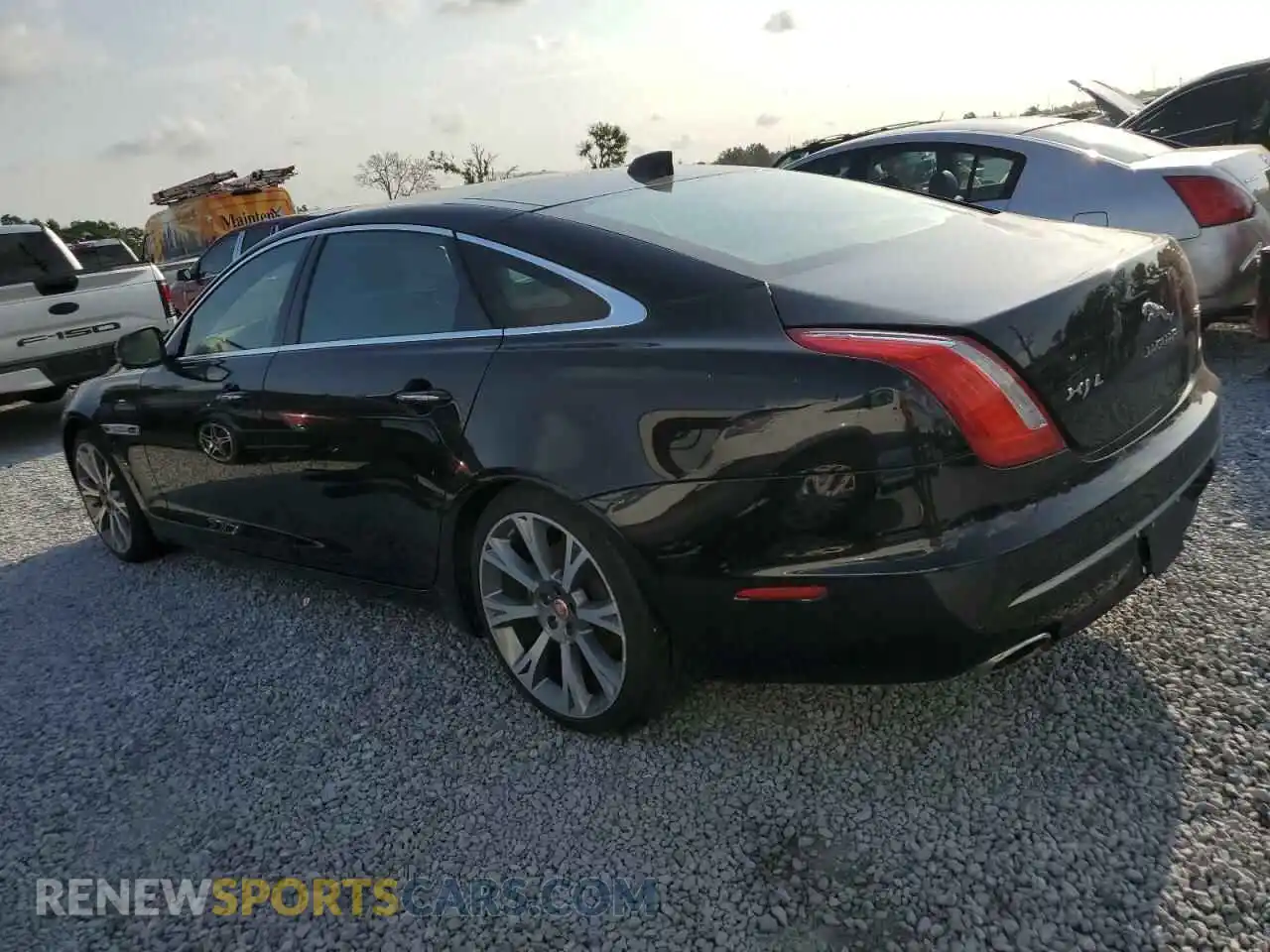 2 fotografías del automóvil dañado SAJWA2G75K8W19608 JAGUAR XJ 2019