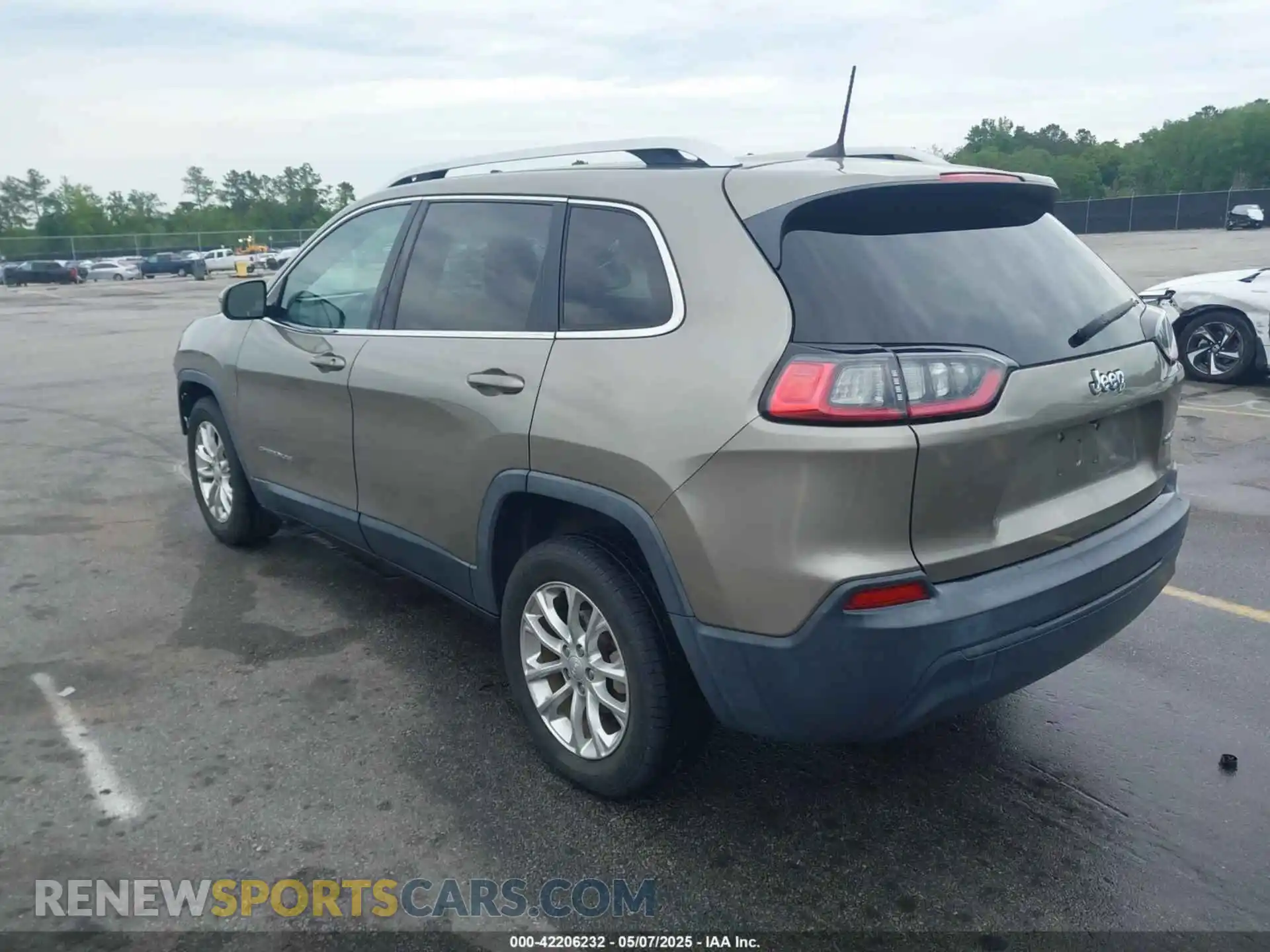 3 Photograph of a damaged car 1C4PJLCB2KD120503 JEEP CHEROKEE 2019