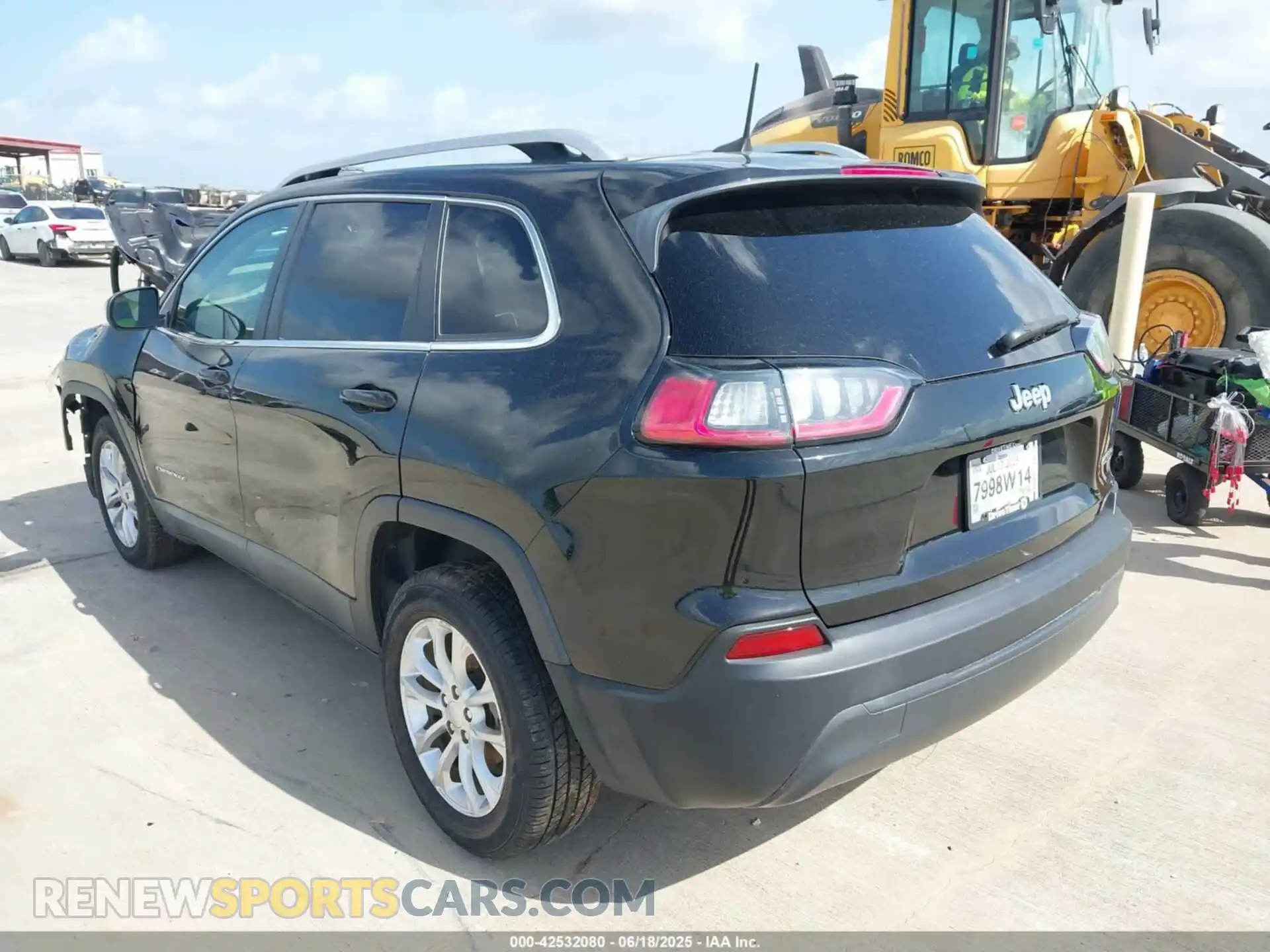 3 Photograph of a damaged car 1C4PJLCB2KD205941 JEEP CHEROKEE 2019