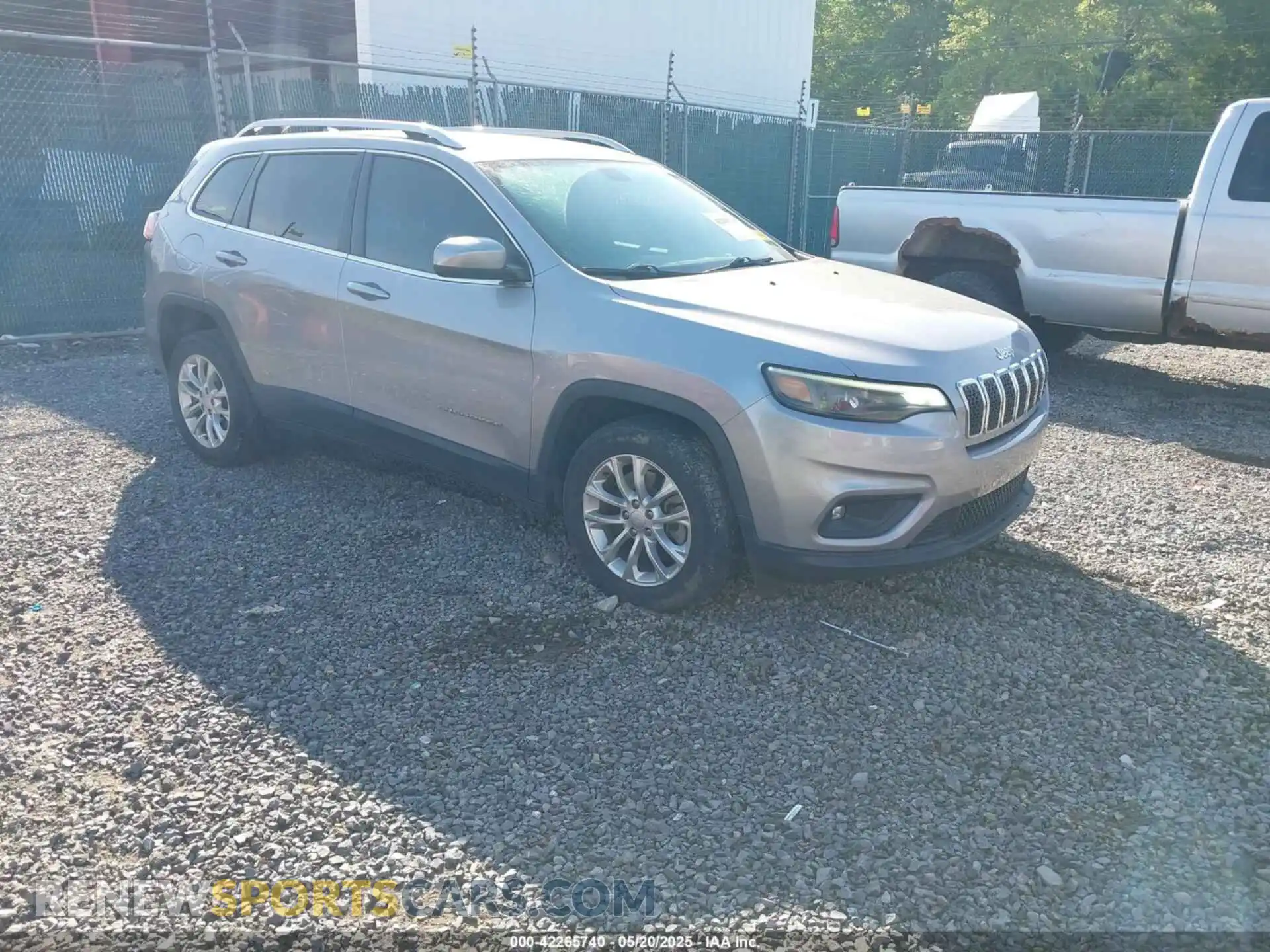1 Photograph of a damaged car 1C4PJLCB2KD285726 JEEP CHEROKEE 2019