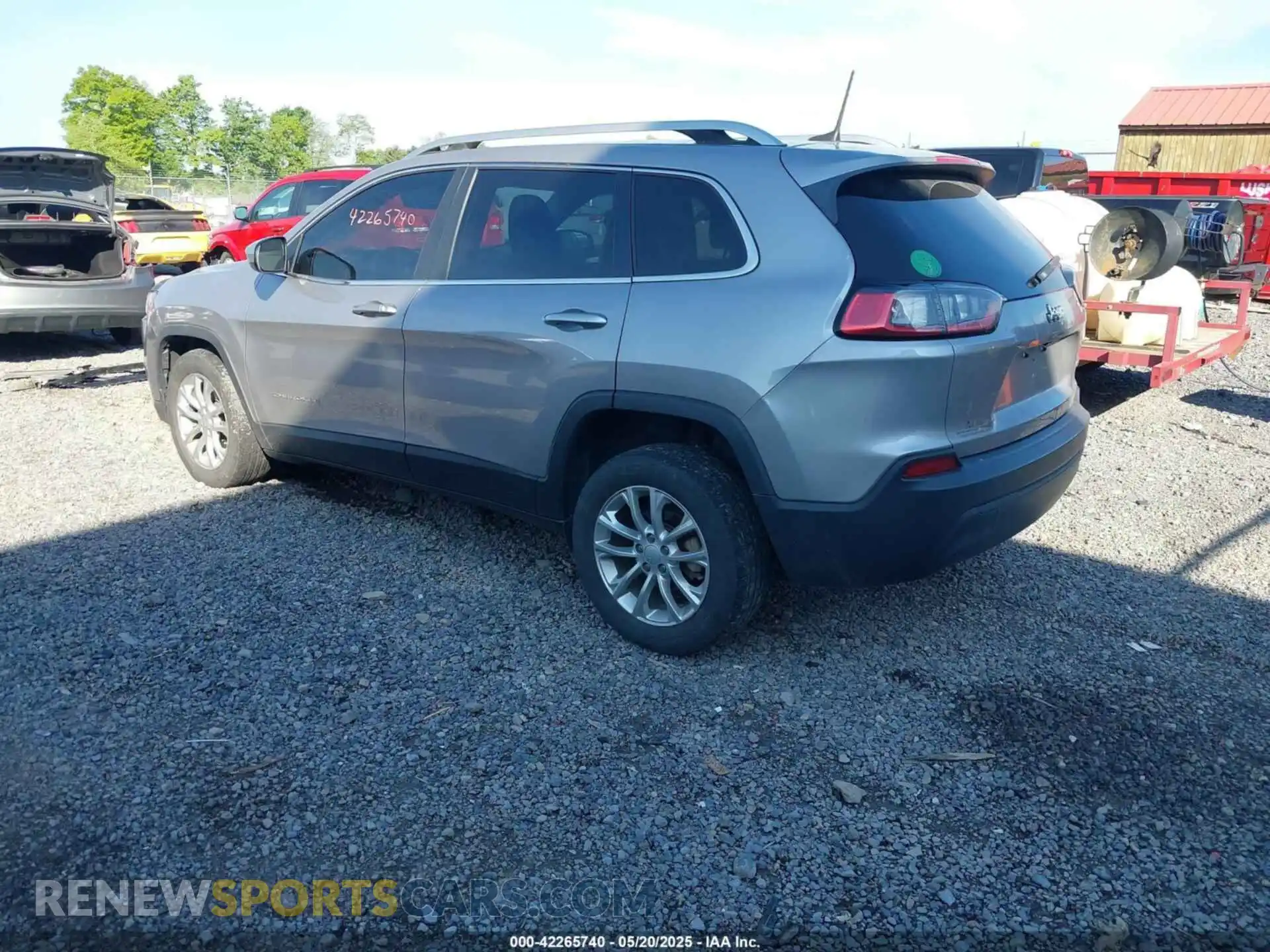 3 Photograph of a damaged car 1C4PJLCB2KD285726 JEEP CHEROKEE 2019
