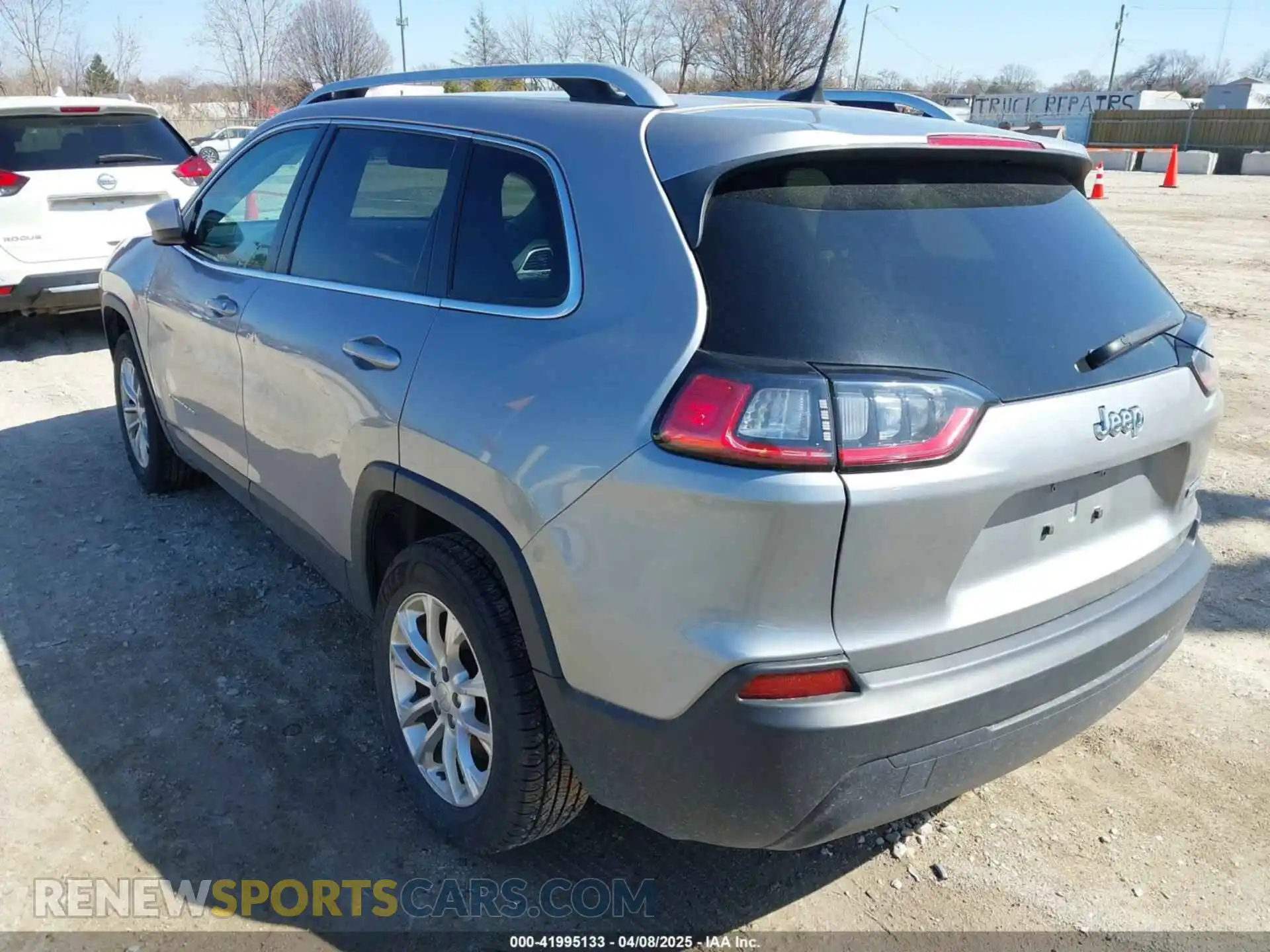3 Photograph of a damaged car 1C4PJLCB5KD286448 JEEP CHEROKEE 2019
