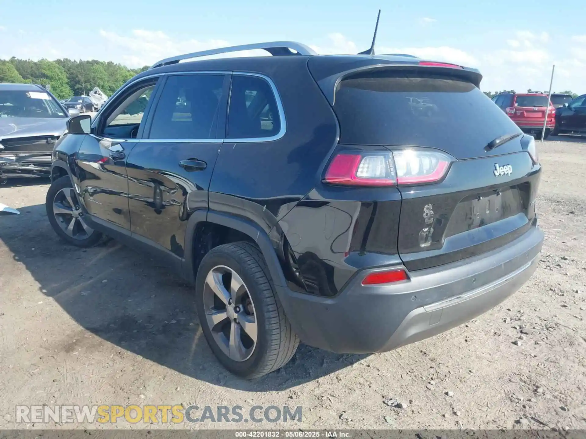 3 Photograph of a damaged car 1C4PJLDB9KD266654 JEEP CHEROKEE 2019