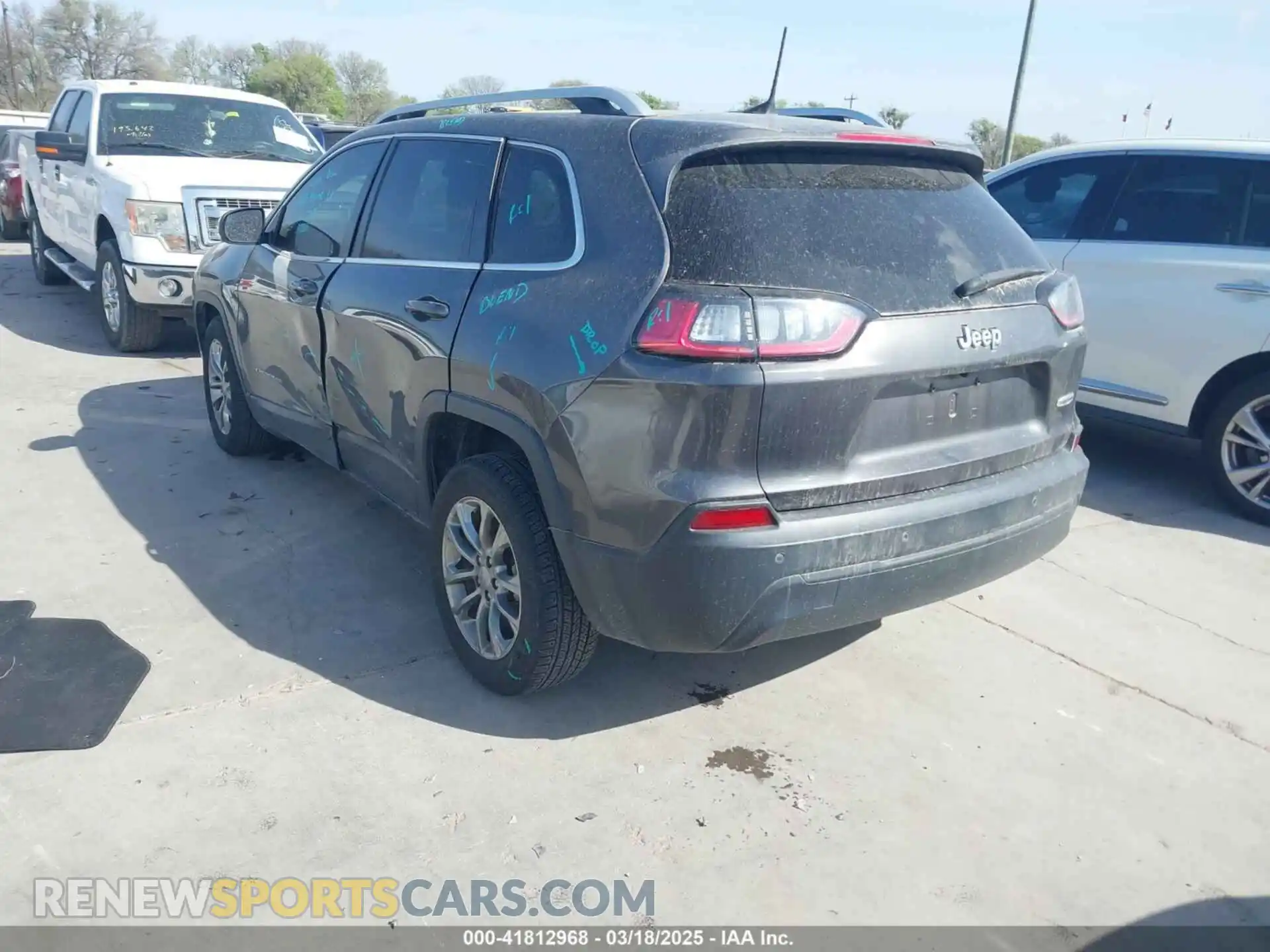 3 Photograph of a damaged car 1C4PJLLB0KD382309 JEEP CHEROKEE 2019