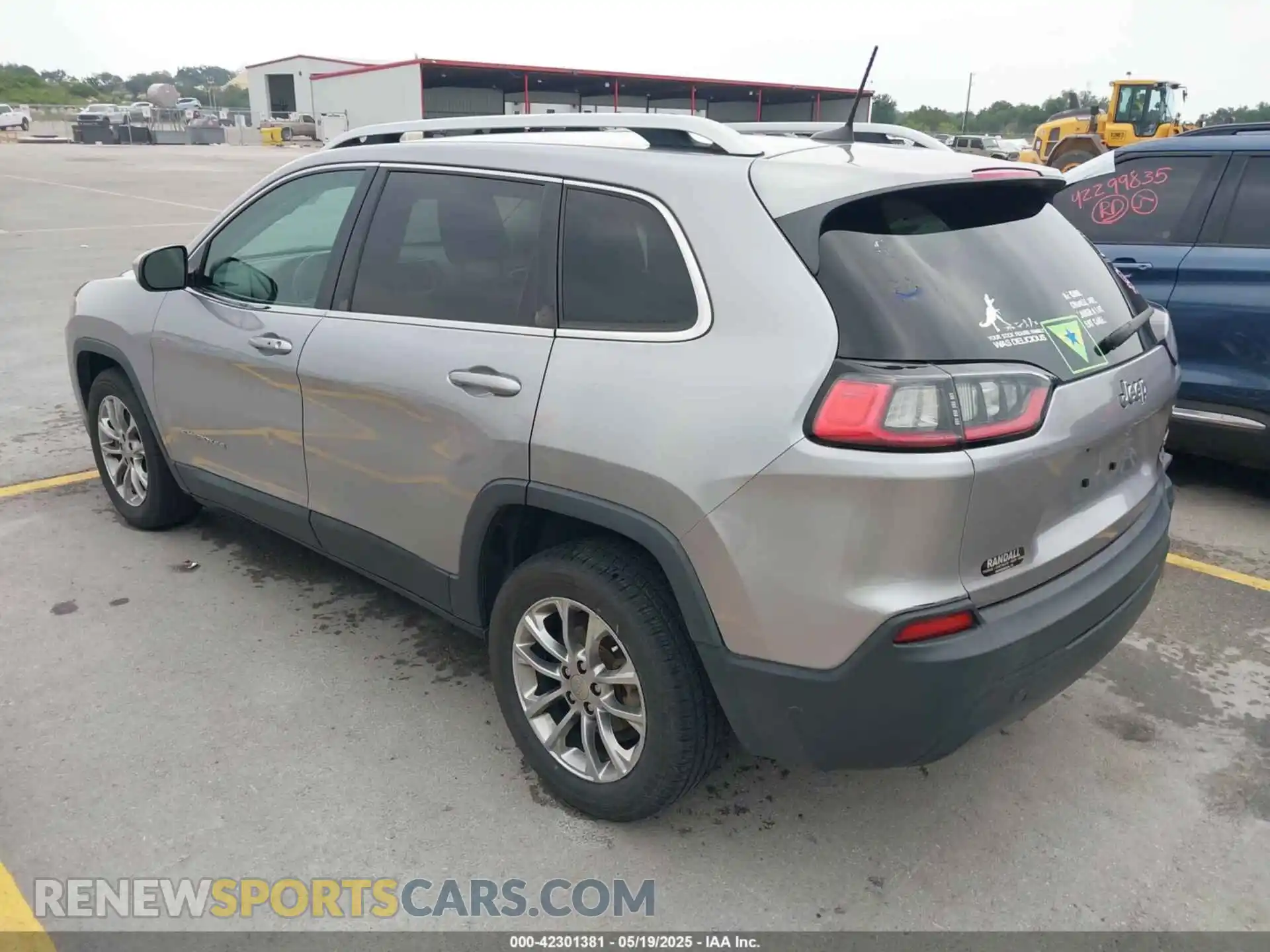 3 Photograph of a damaged car 1C4PJLLB1KD132495 JEEP CHEROKEE 2019