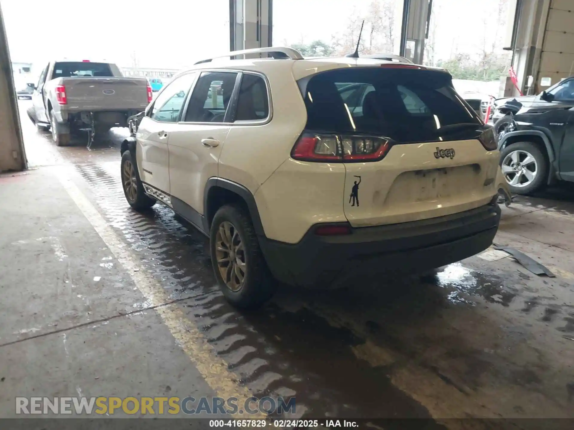 3 Photograph of a damaged car 1C4PJLLB3KD186834 JEEP CHEROKEE 2019