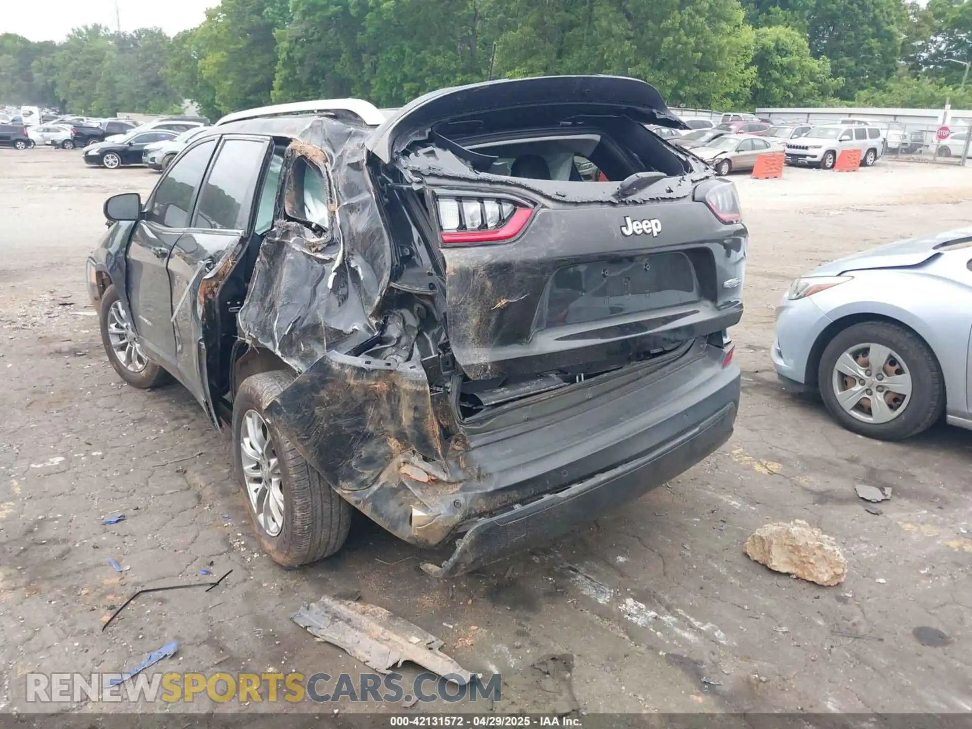 3 Photograph of a damaged car 1C4PJLLB7KD482634 JEEP CHEROKEE 2019