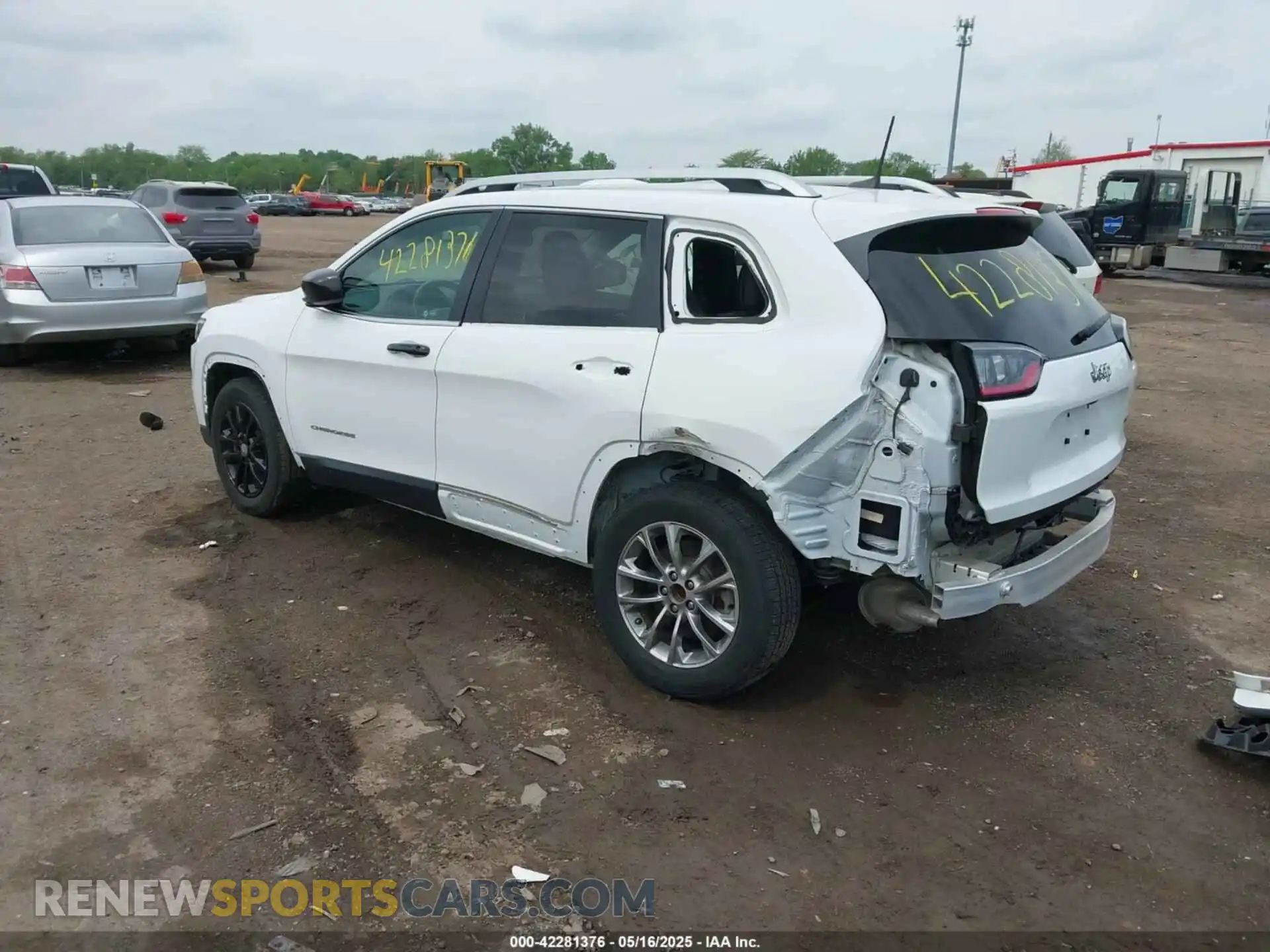 3 Photograph of a damaged car 1C4PJLLX8KD160404 JEEP CHEROKEE 2019