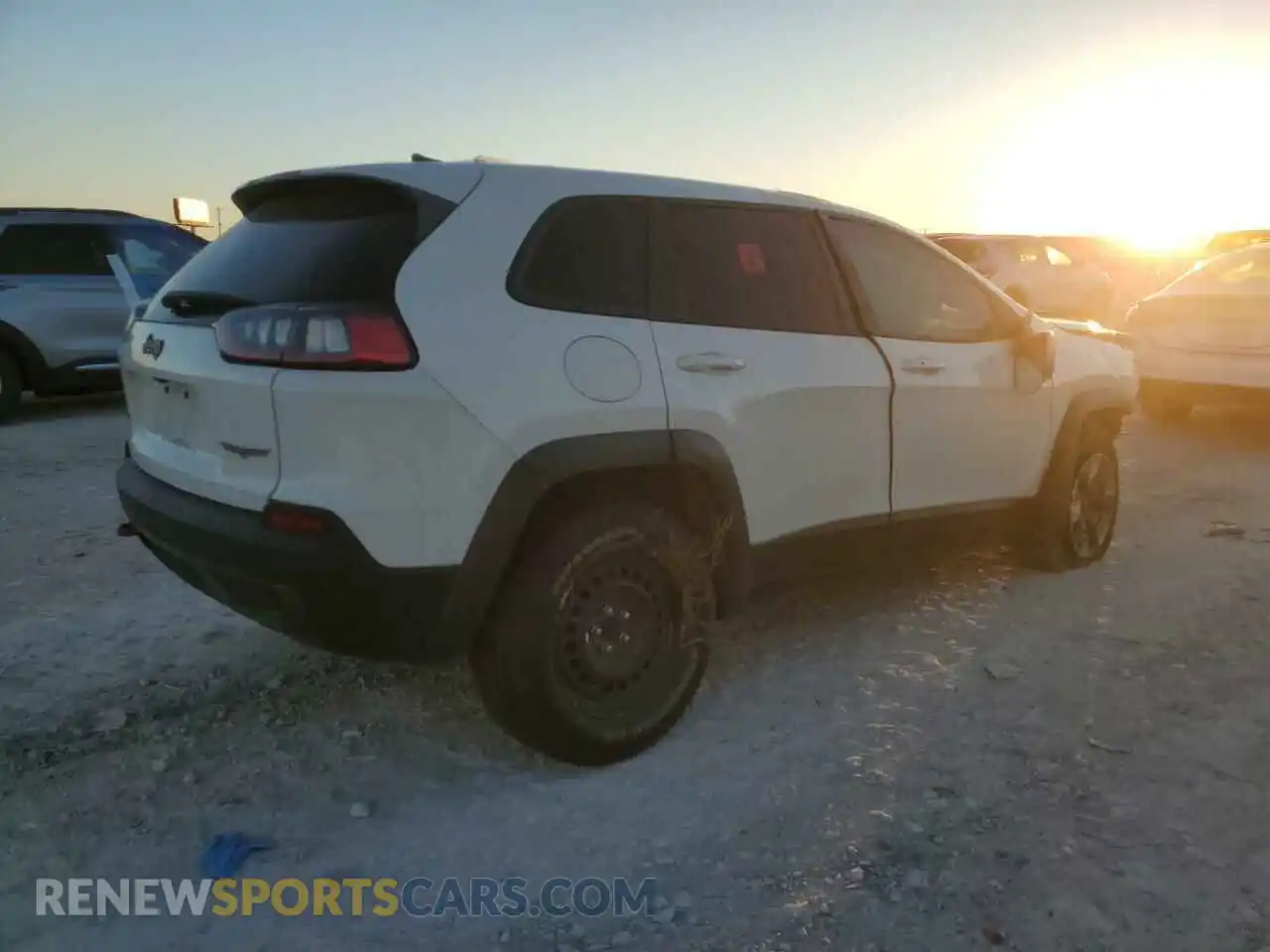 3 Photograph of a damaged car 1C4PJMBX7KD196561 JEEP CHEROKEE 2019