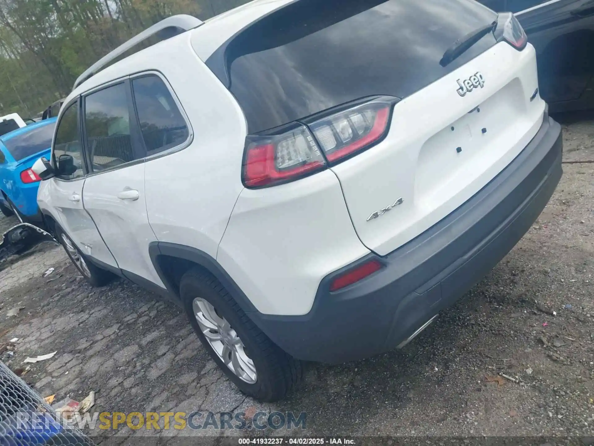 3 Photograph of a damaged car 1C4PJMCX8KD337314 JEEP CHEROKEE 2019