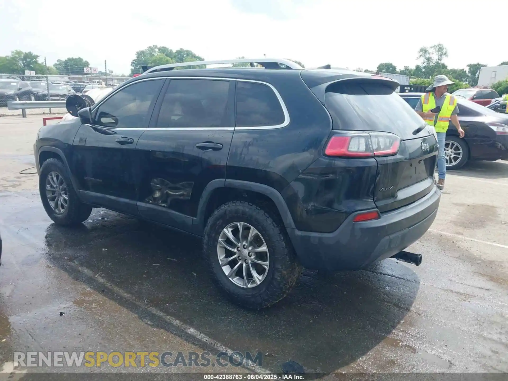 3 Photograph of a damaged car 1C4PJMLB2KD198754 JEEP CHEROKEE 2019