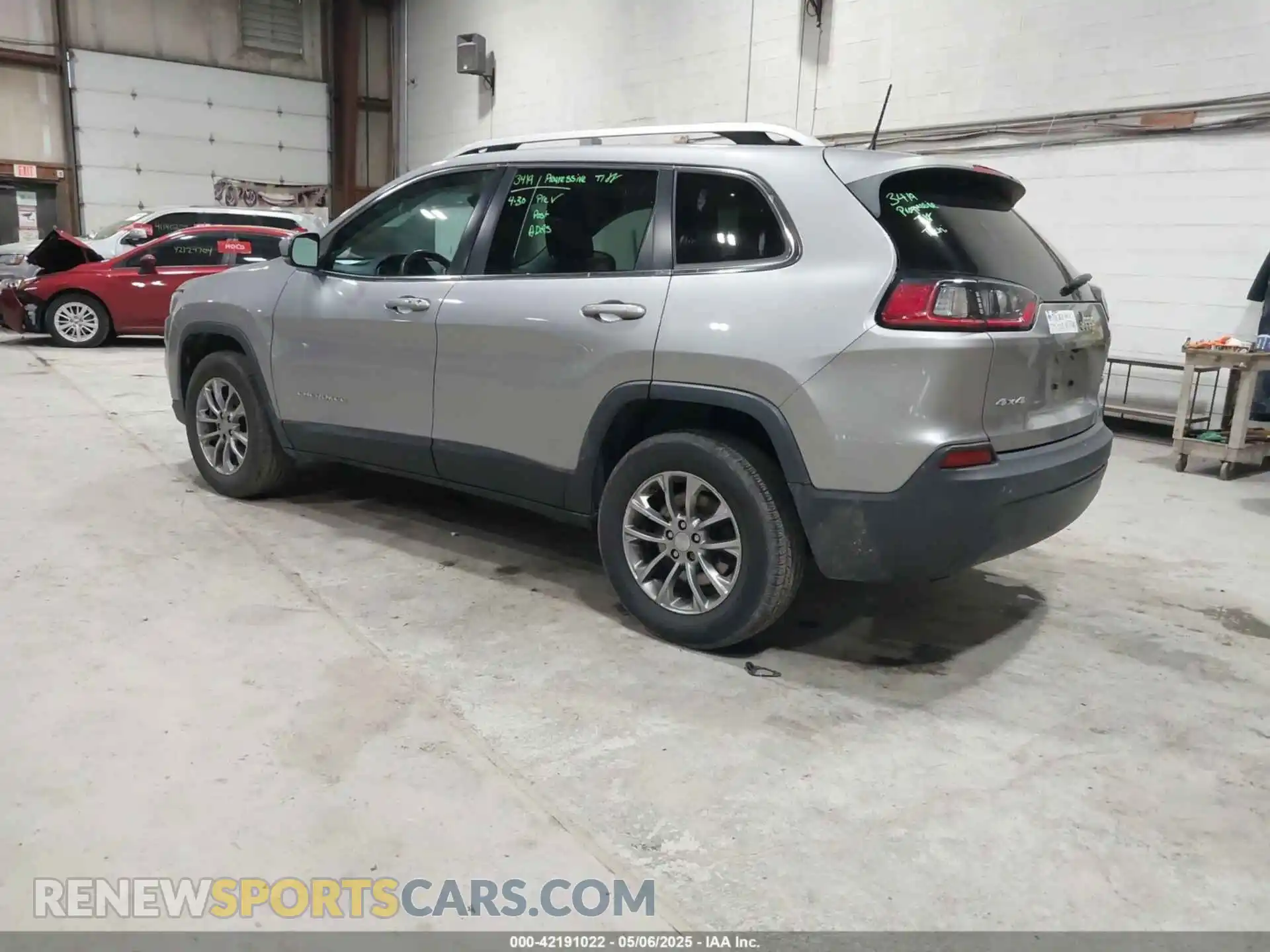 3 Photograph of a damaged car 1C4PJMLB2KD289149 JEEP CHEROKEE 2019