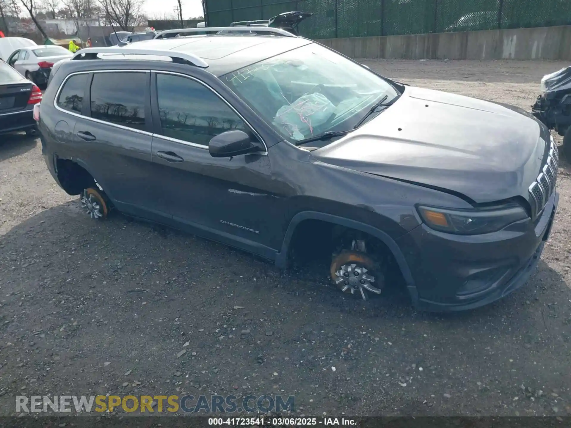 1 Photograph of a damaged car 1C4PJMLB2KD317256 JEEP CHEROKEE 2019