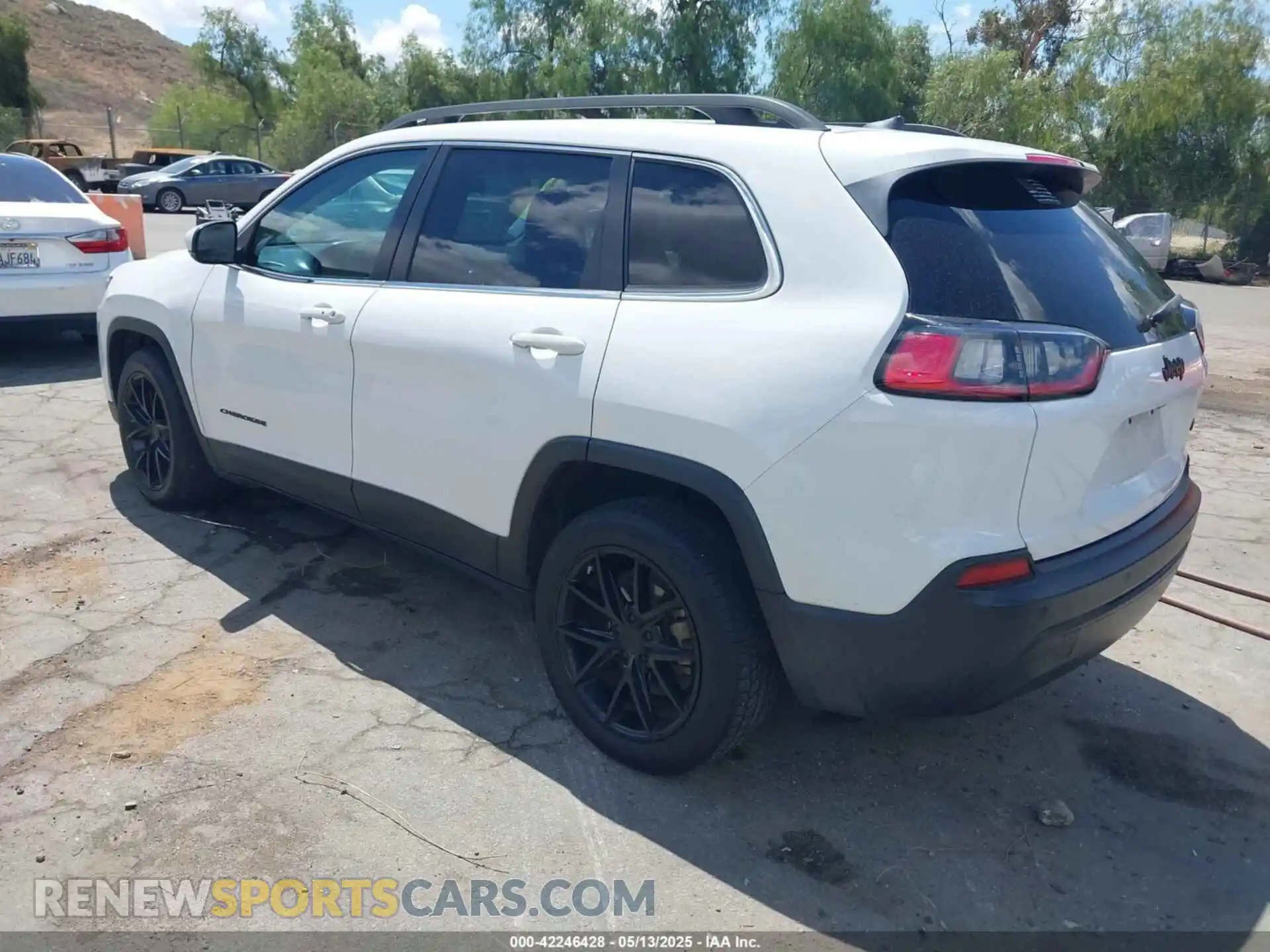3 Photograph of a damaged car 1C4PJLLB5LD625047 JEEP CHEROKEE 2020
