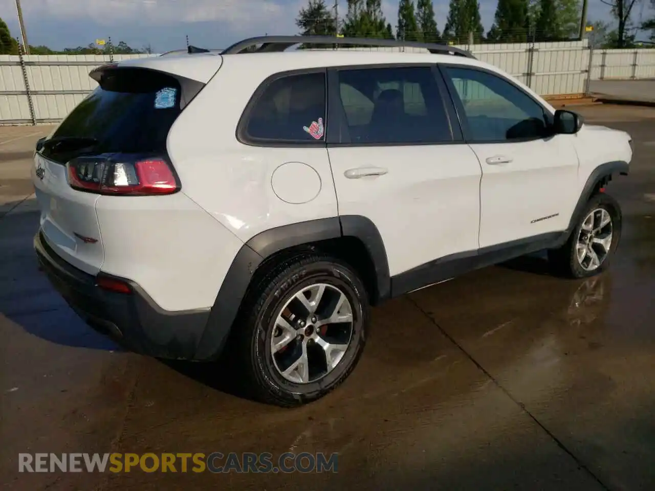 3 Photograph of a damaged car 1C4PJMBX2LD630645 JEEP CHEROKEE 2020