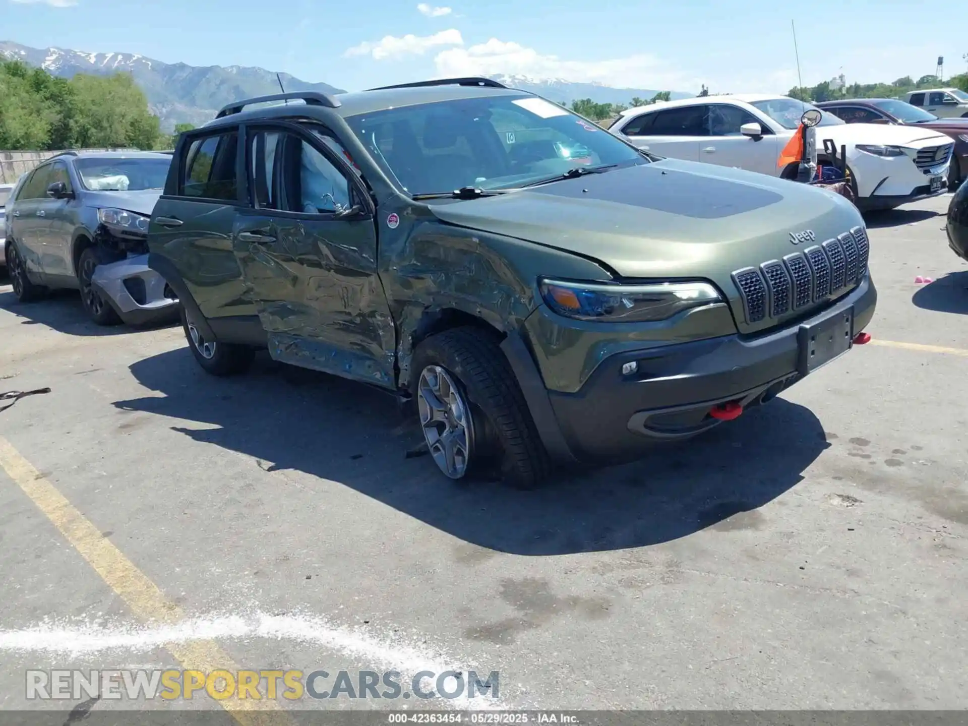 1 Photograph of a damaged car 1C4PJMBX9MD142777 JEEP CHEROKEE 2021