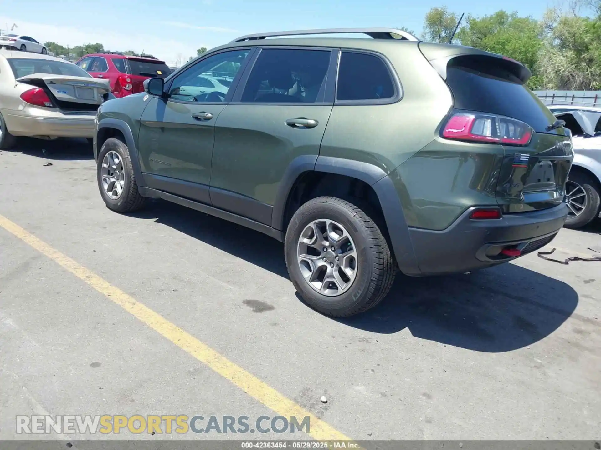 3 Photograph of a damaged car 1C4PJMBX9MD142777 JEEP CHEROKEE 2021
